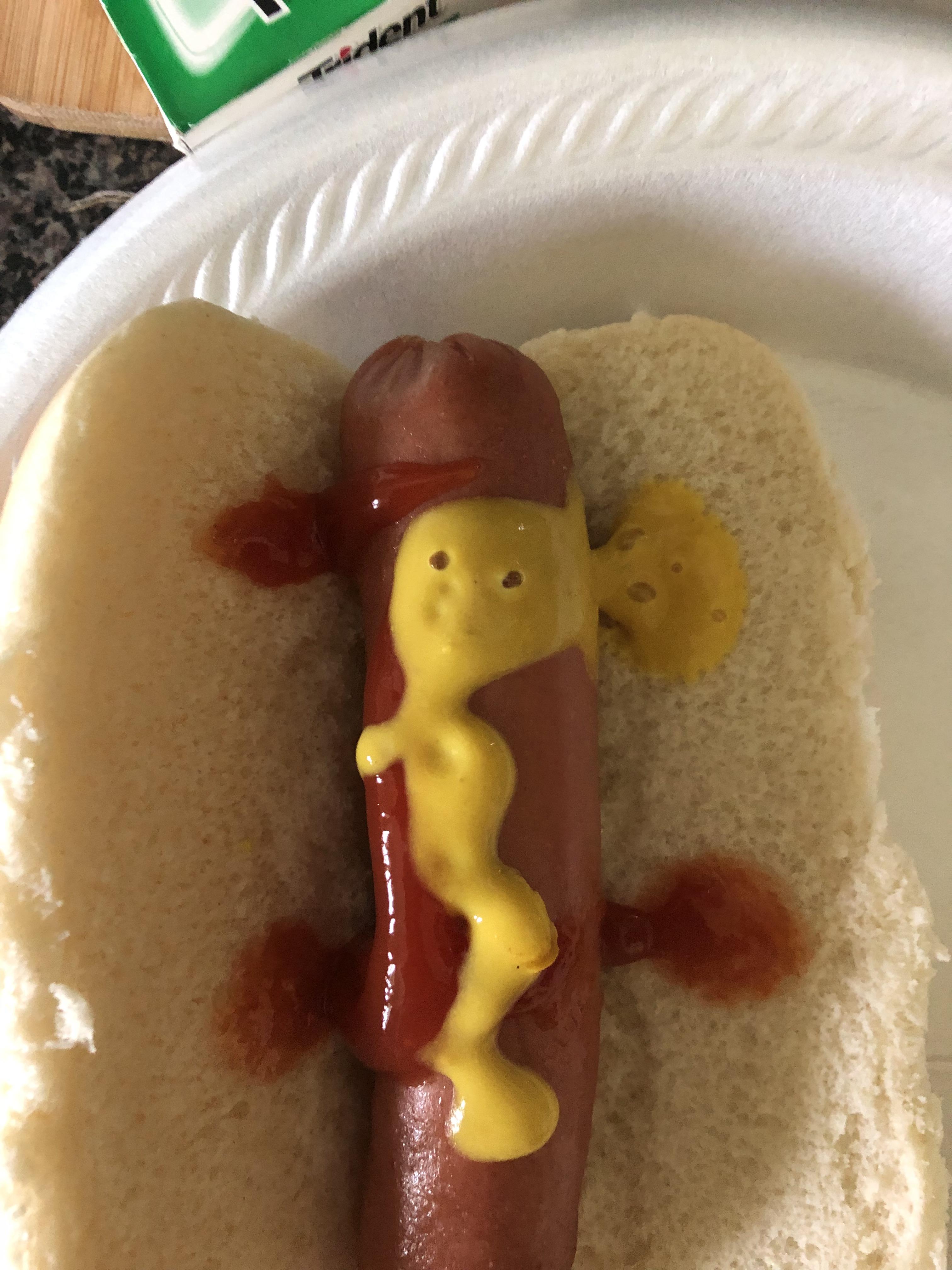 There’s a mustard monster on my hot dog ! r/pics