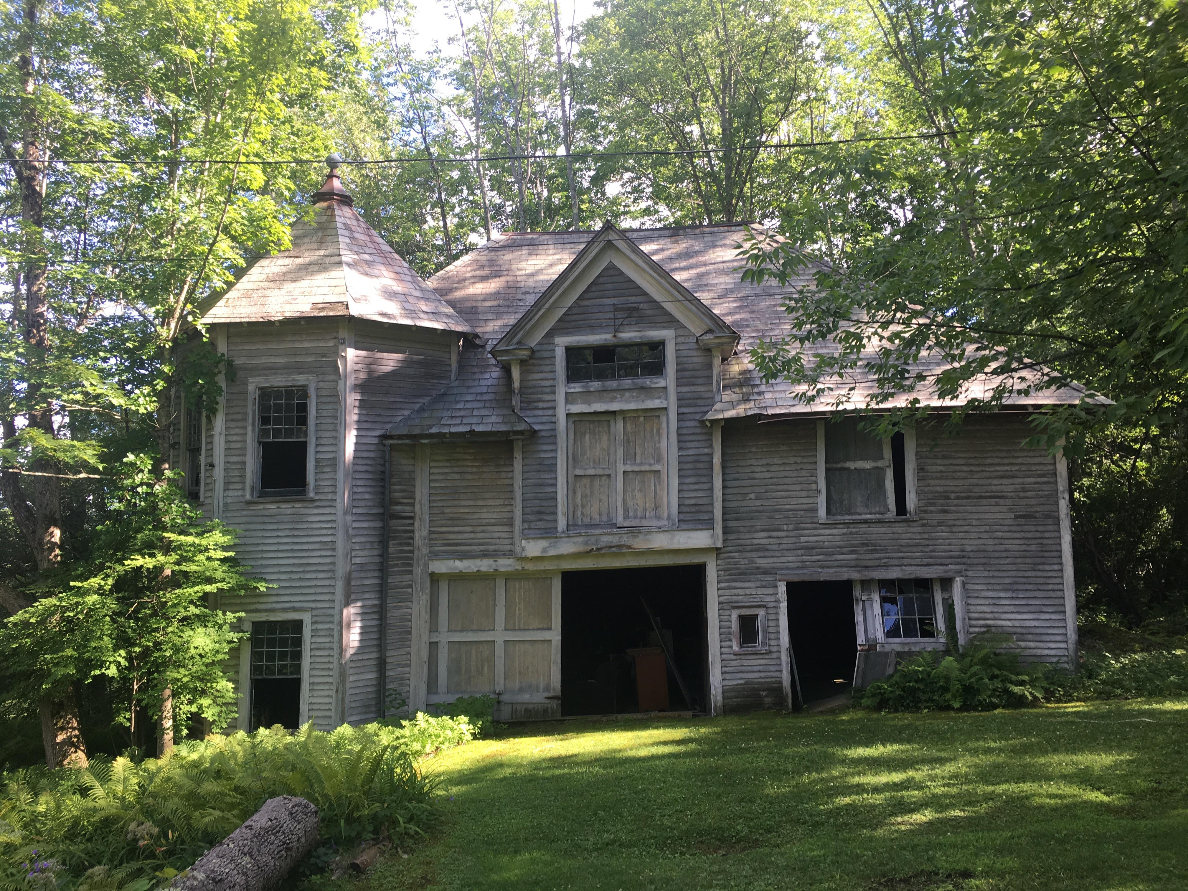 An Abandoned Carriage House Manchester, VT [1080x720] r/AbandonedPorn