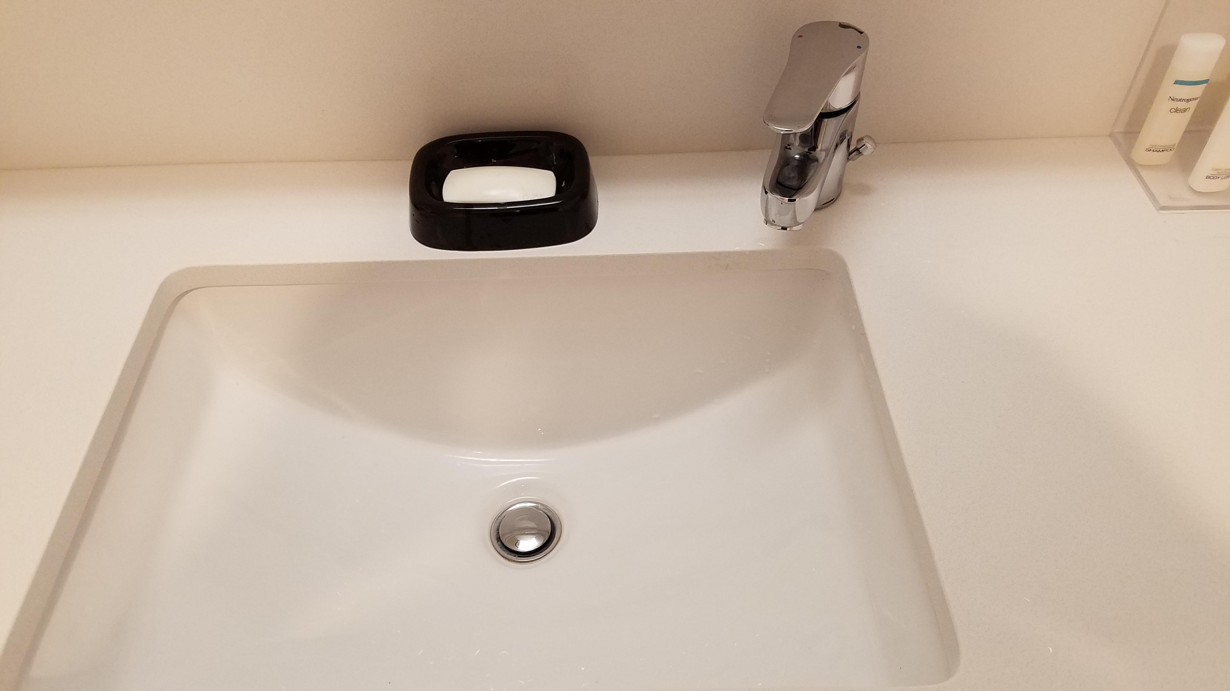 The placement of this hotel bathroom faucet. r/mildlyinfuriating