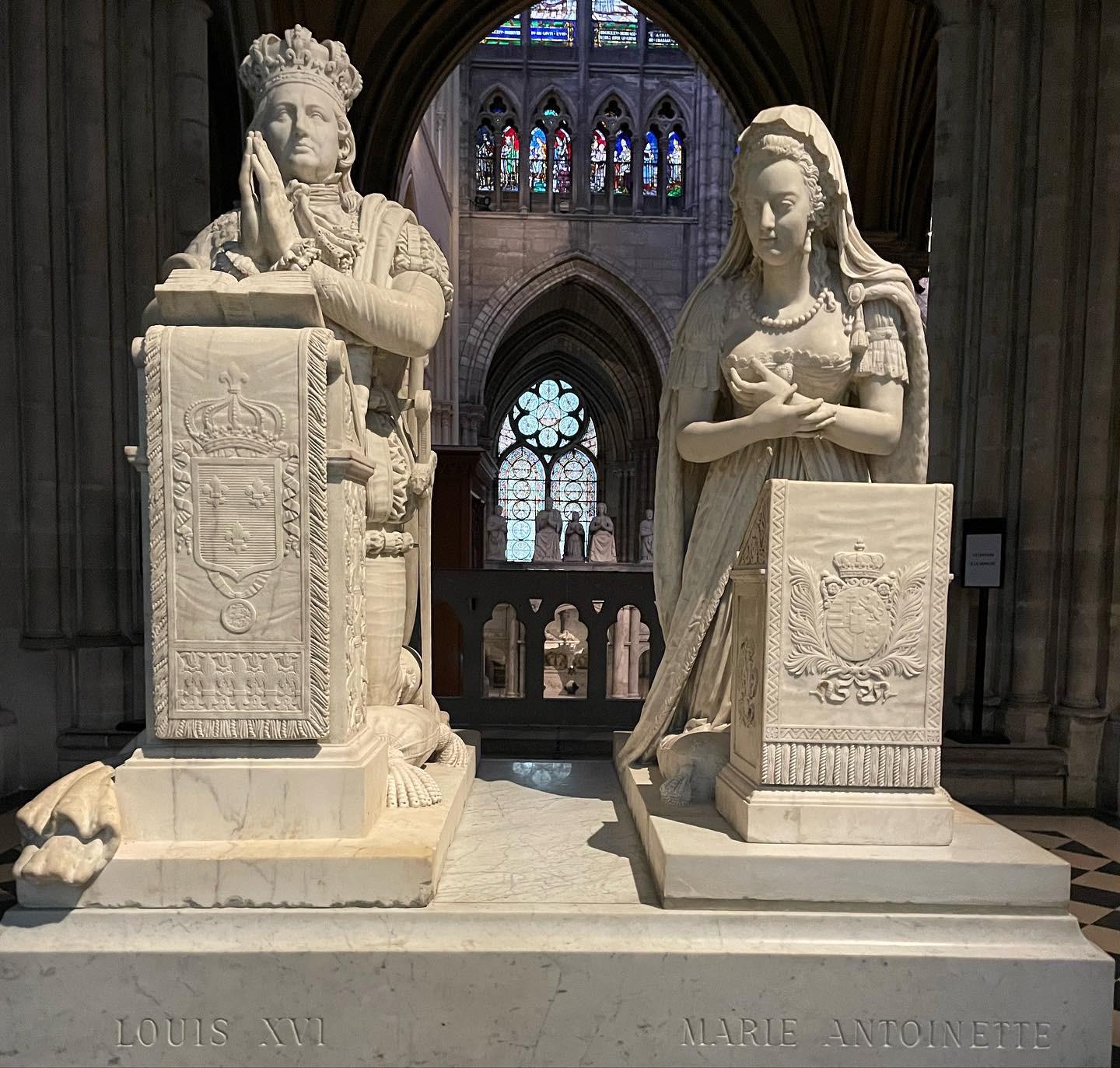 Louis XVI dit le SansTête et sa reine, Basilique de SaintDenis r/paris