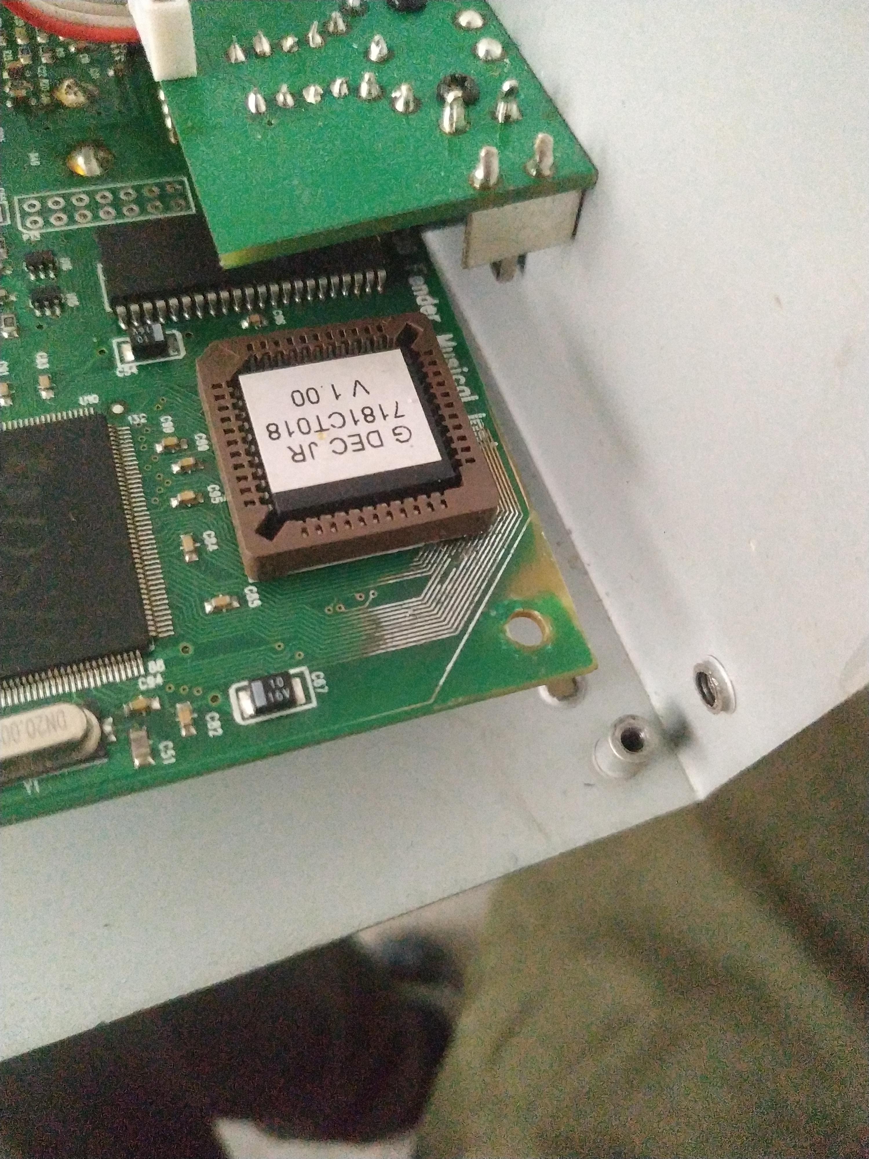 Help on repairing GDEC guitar amp, what causes this kind of damage? Is