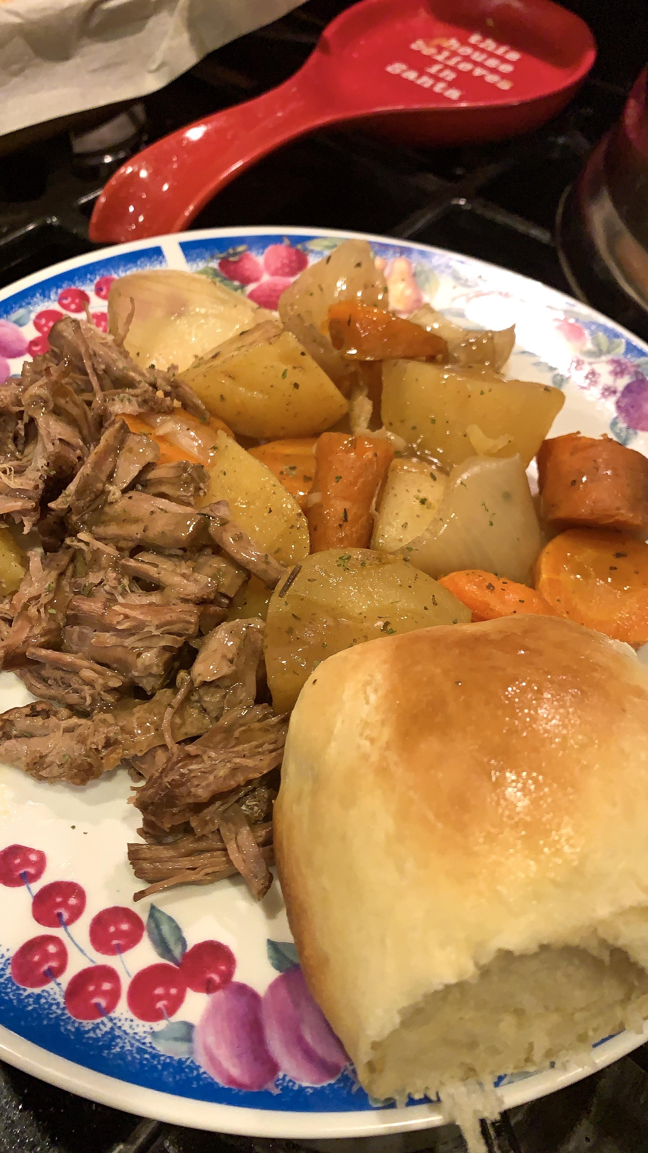 [Homemade] Pot Roast & Rolls r/food