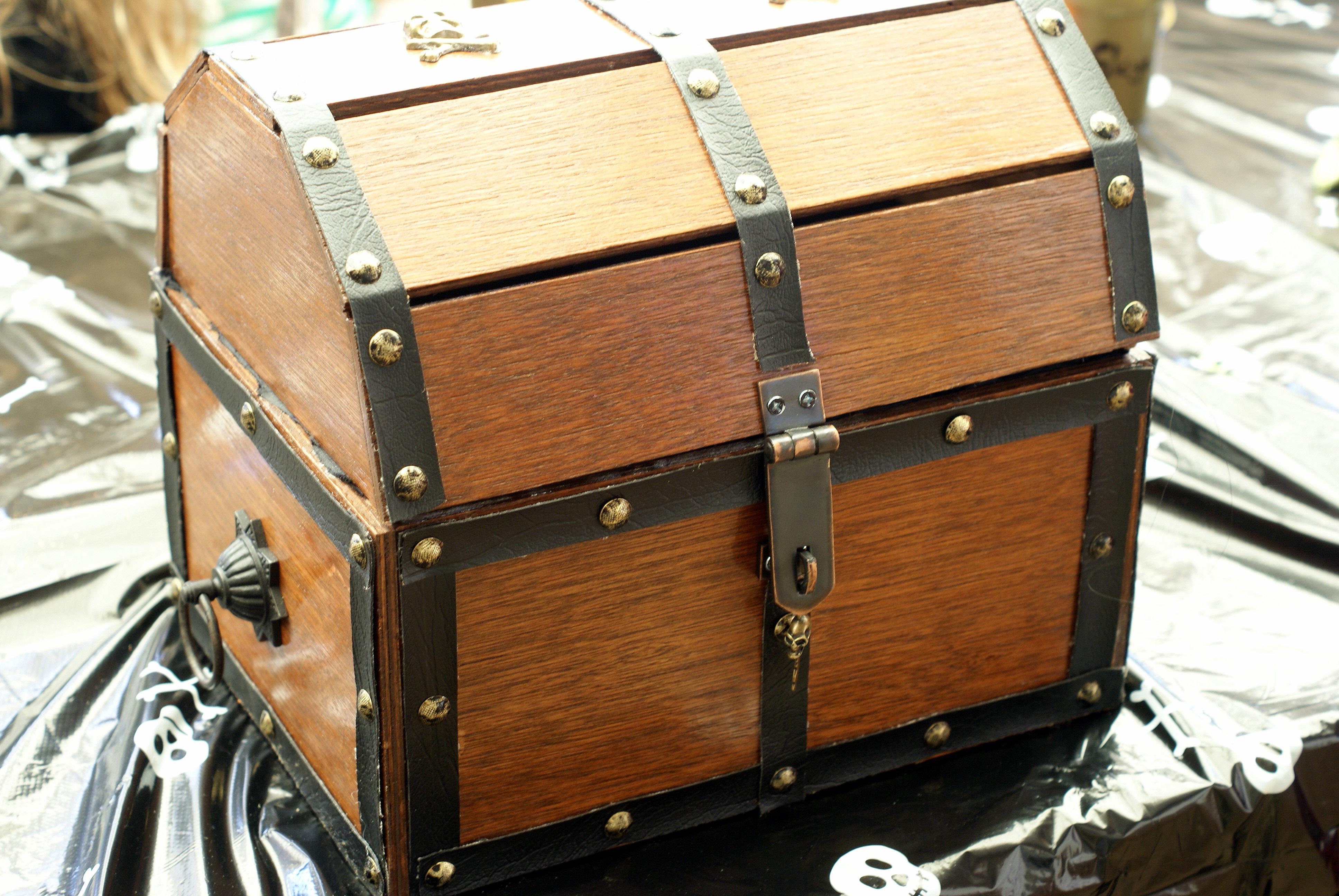 [OoT] I made a treasure box for my son's birthday. It plays the music