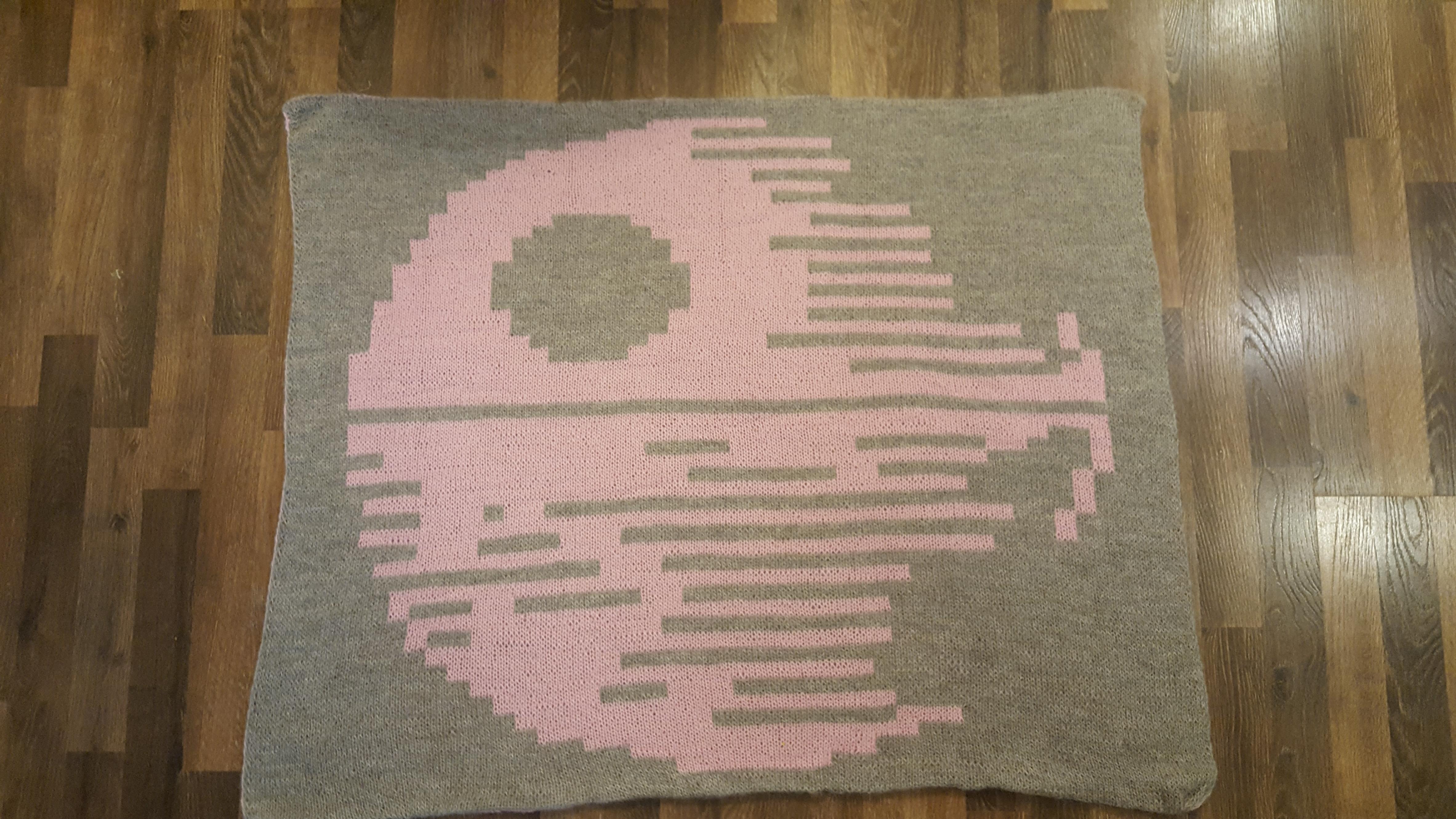 [FO] A double knit death star blanket for a baby girl r/knitting
