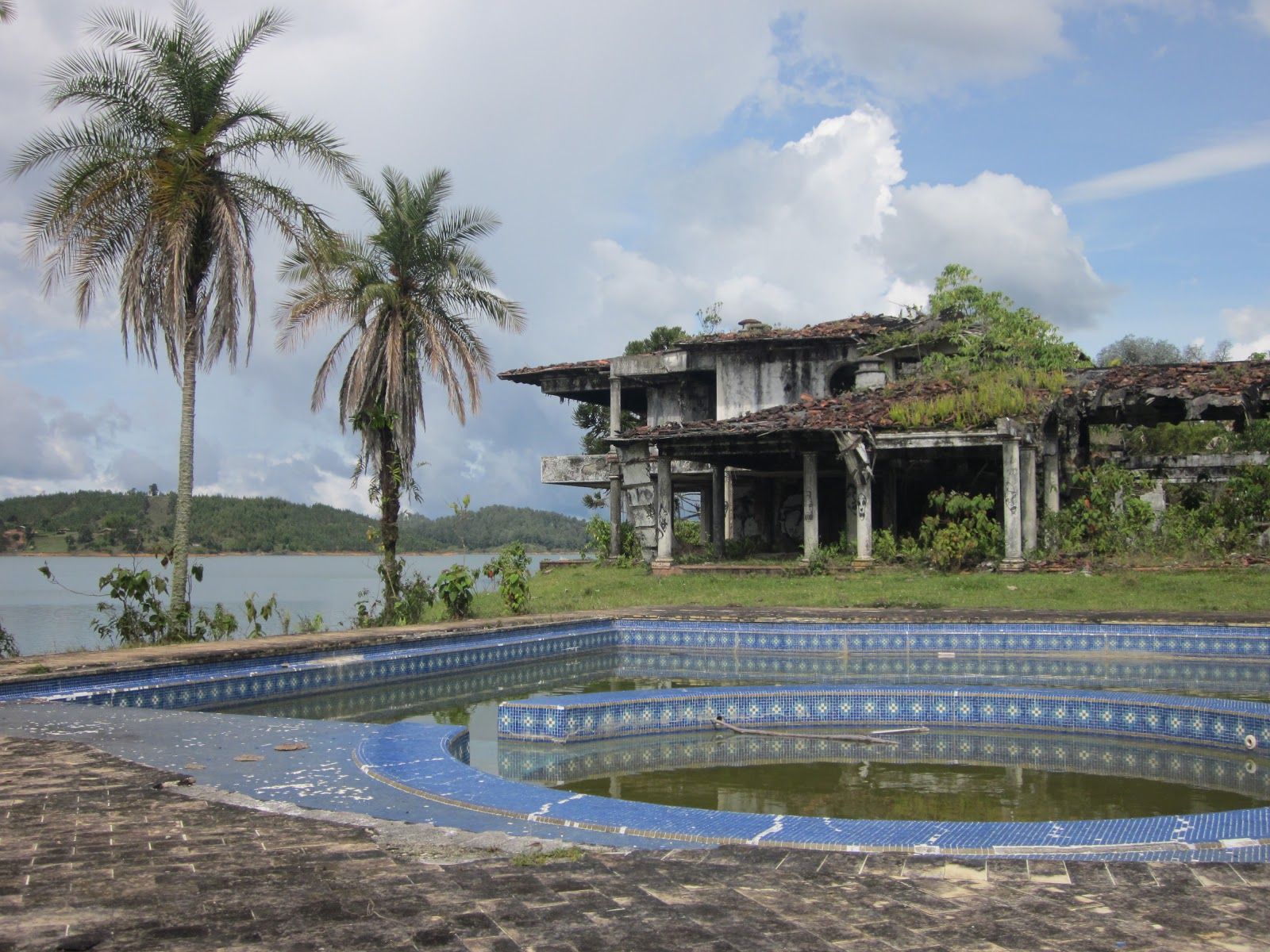 Abandoned Mansion of Pablo Escobar in Guatapé, Colombia r