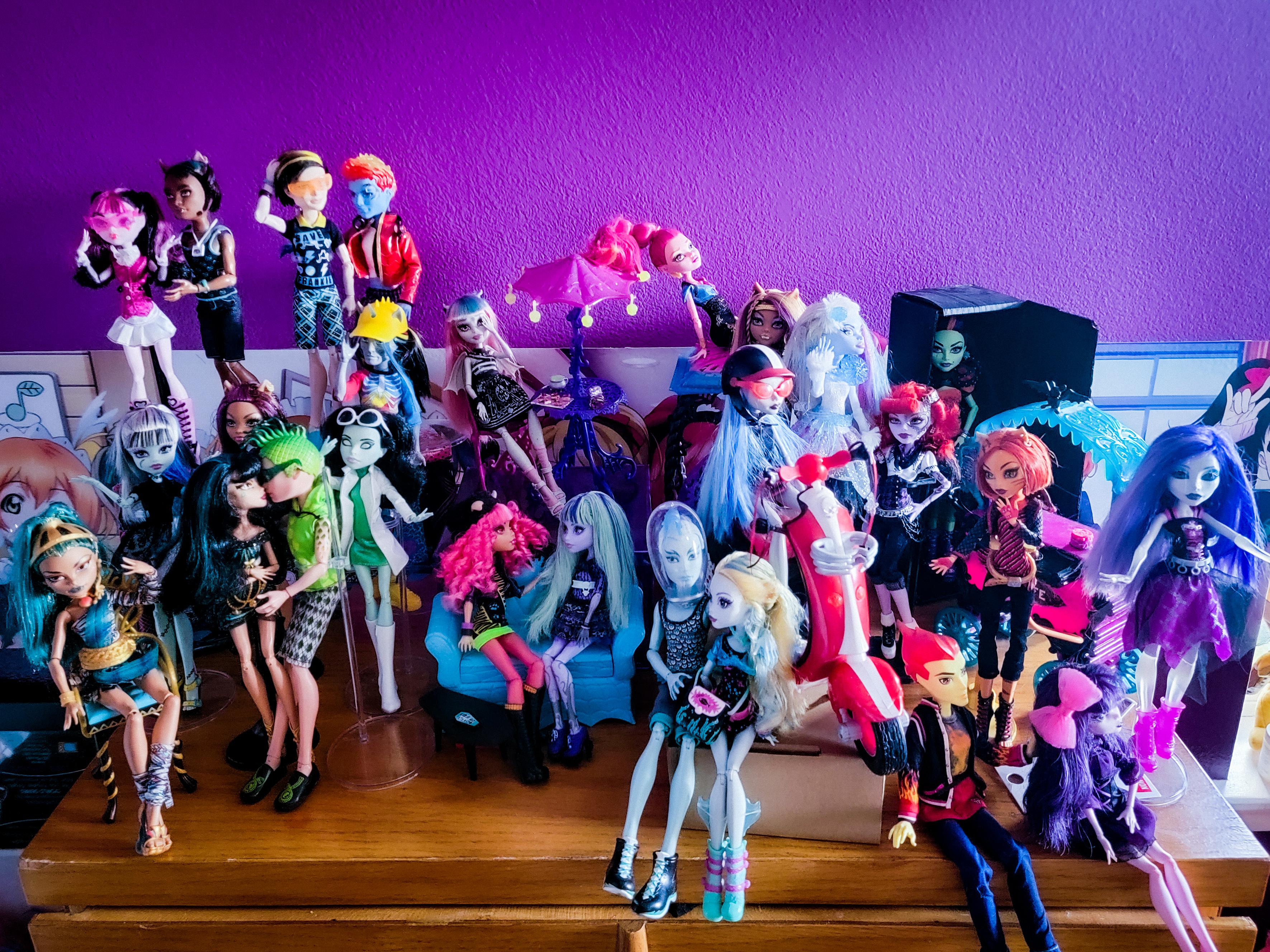 my monster high collection updated! i'm starting to run out of stands