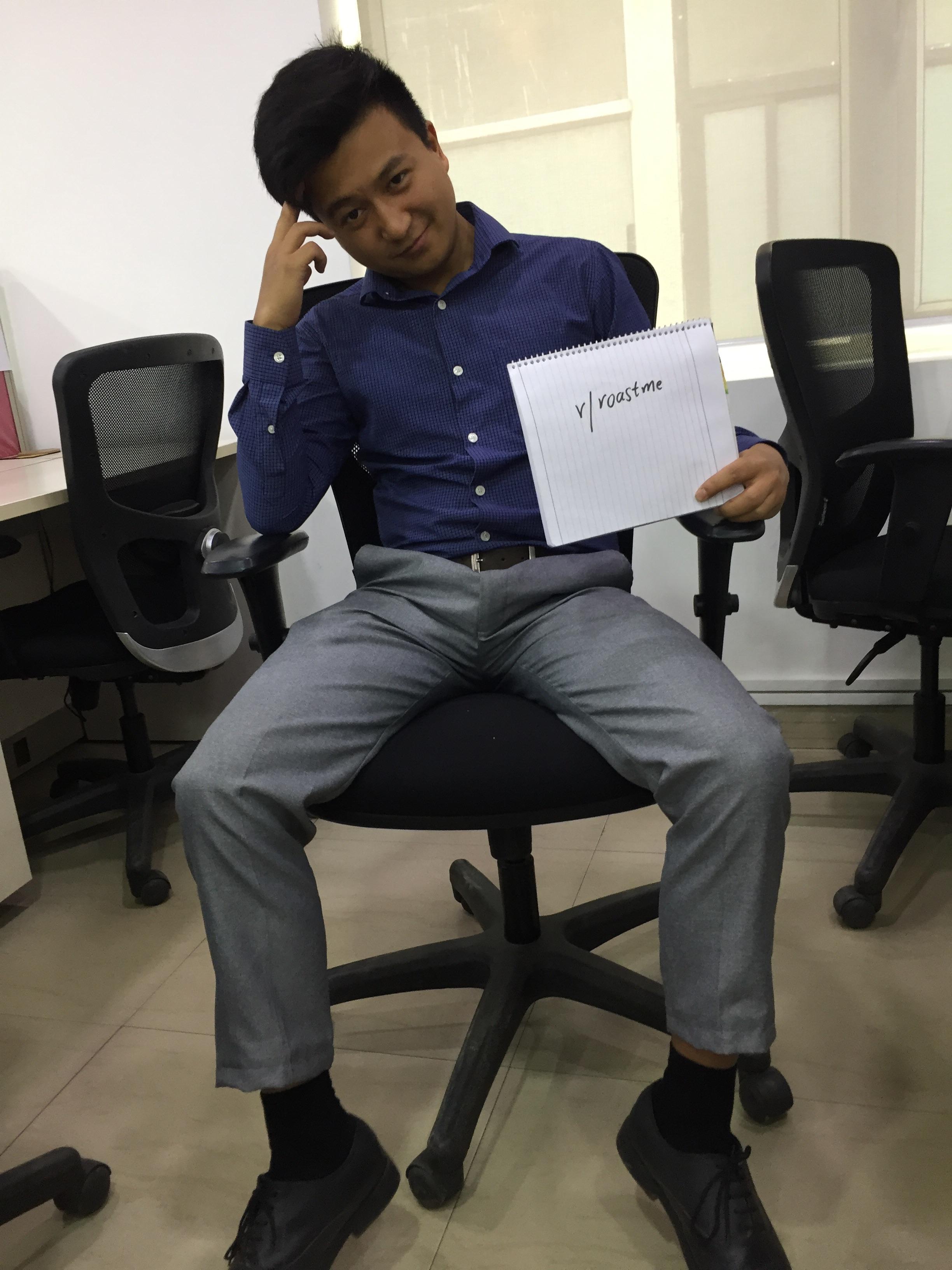 My feet don’t touch the ground. Do your worst. r/RoastMe