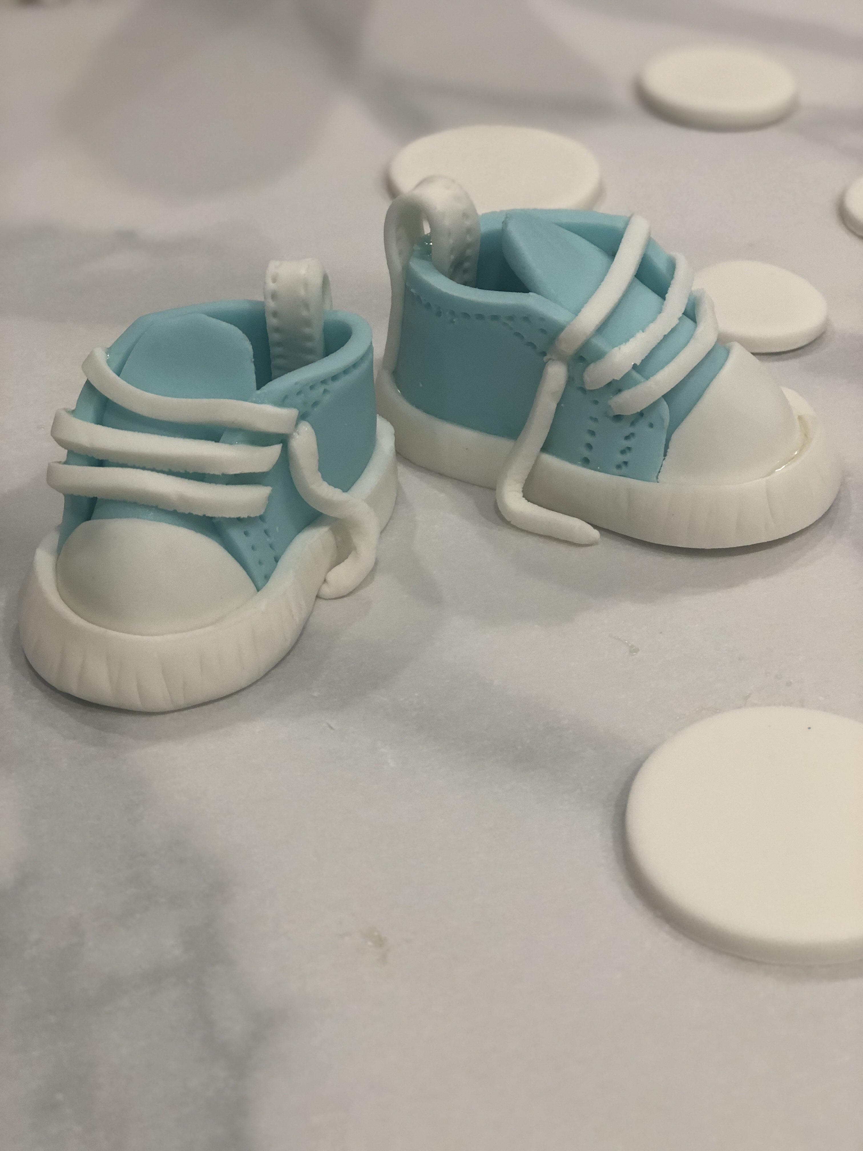 Baby Shower Shoes / Baby Shower Cake Design With Fondant Baby Shoes And
