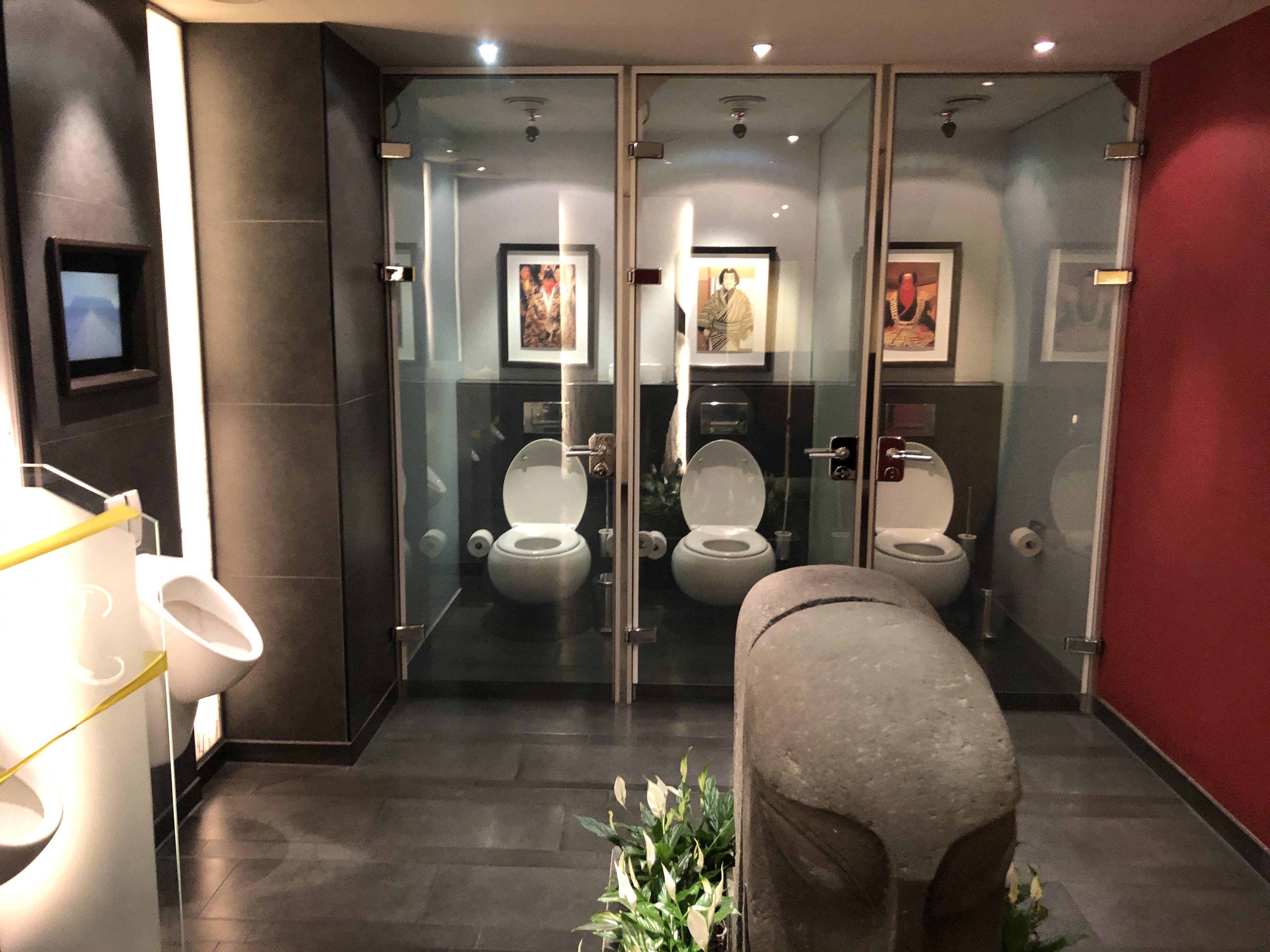 The glass cloudy after you shut the doorlock. r/interestingasfuck