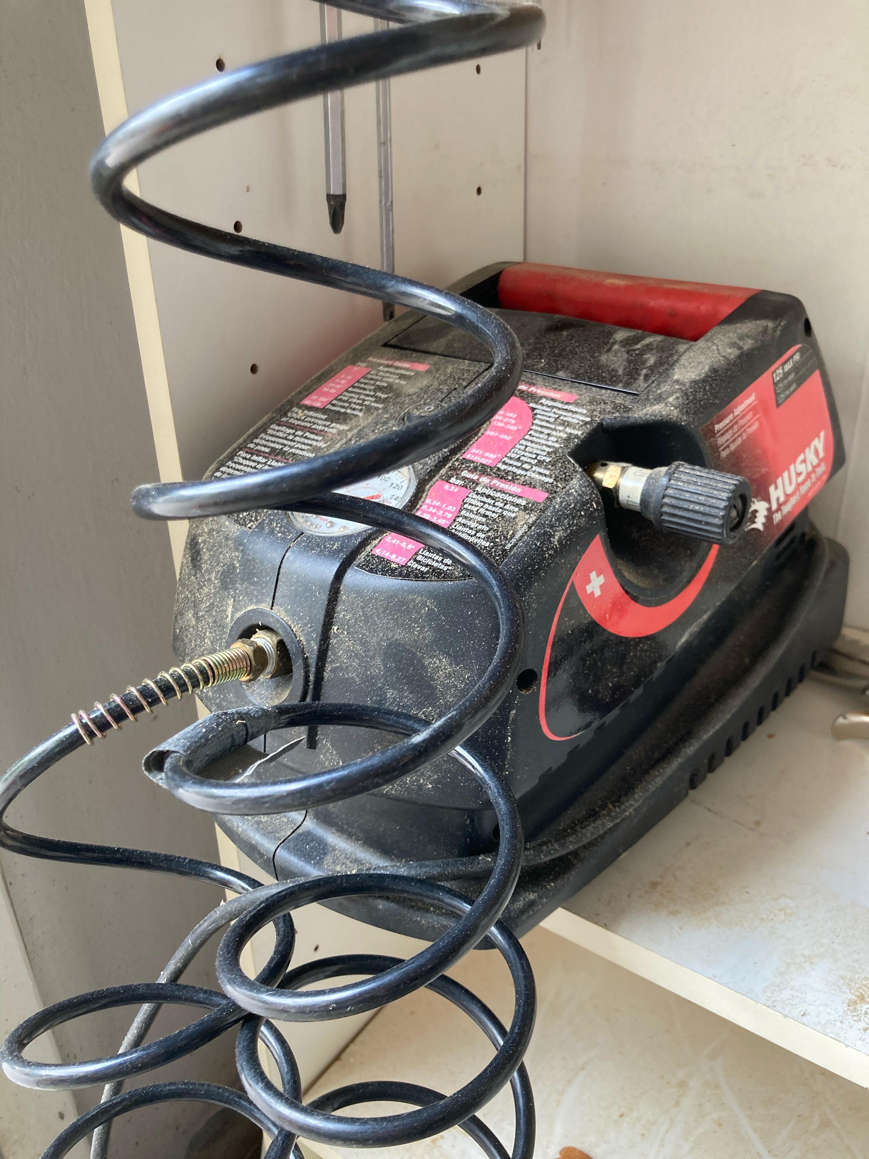 I cracked this tanglefree air hose detangling it. Can it be repaired