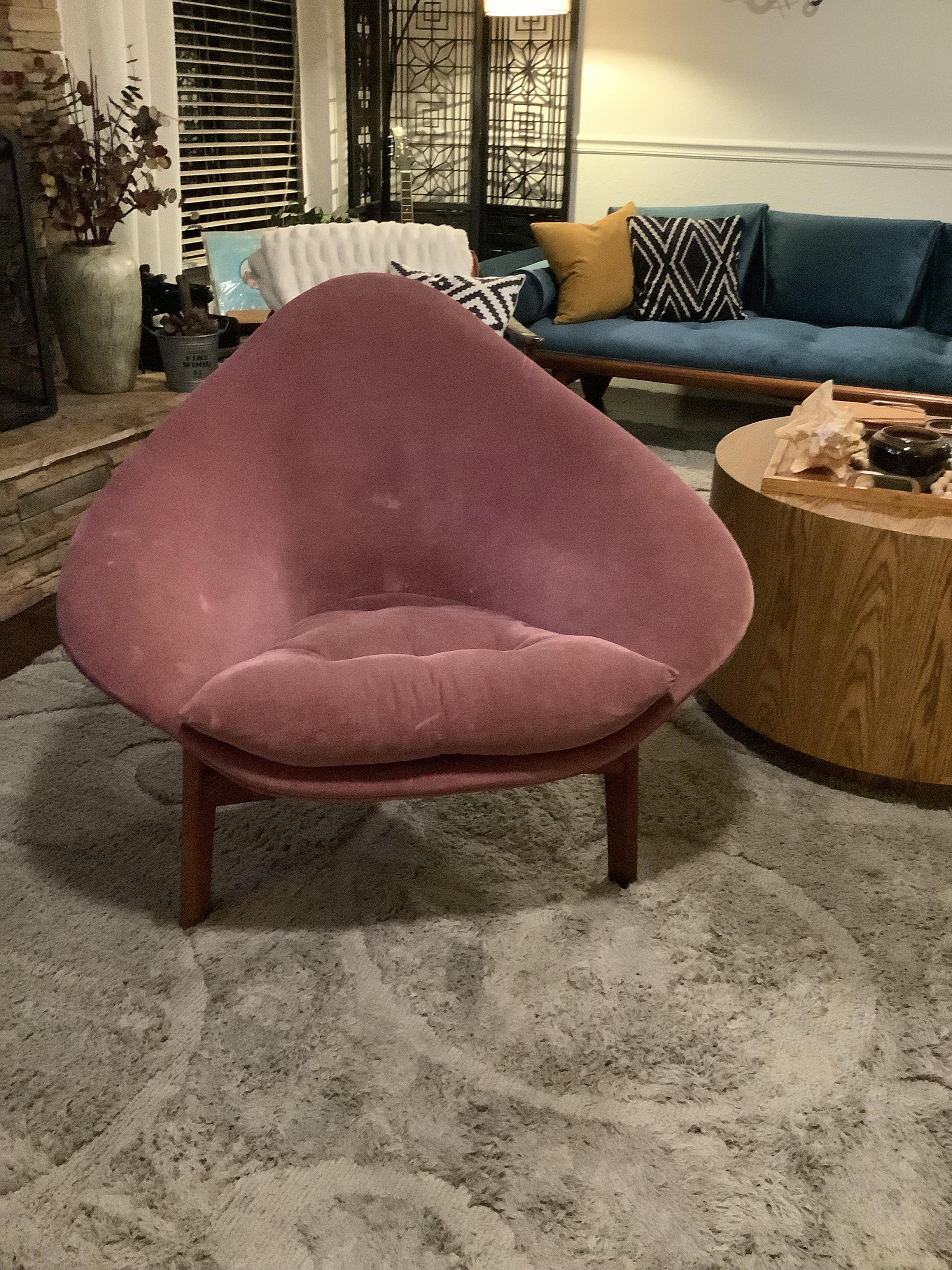 Now that the Gondola Couch is done time for the matching Adrian