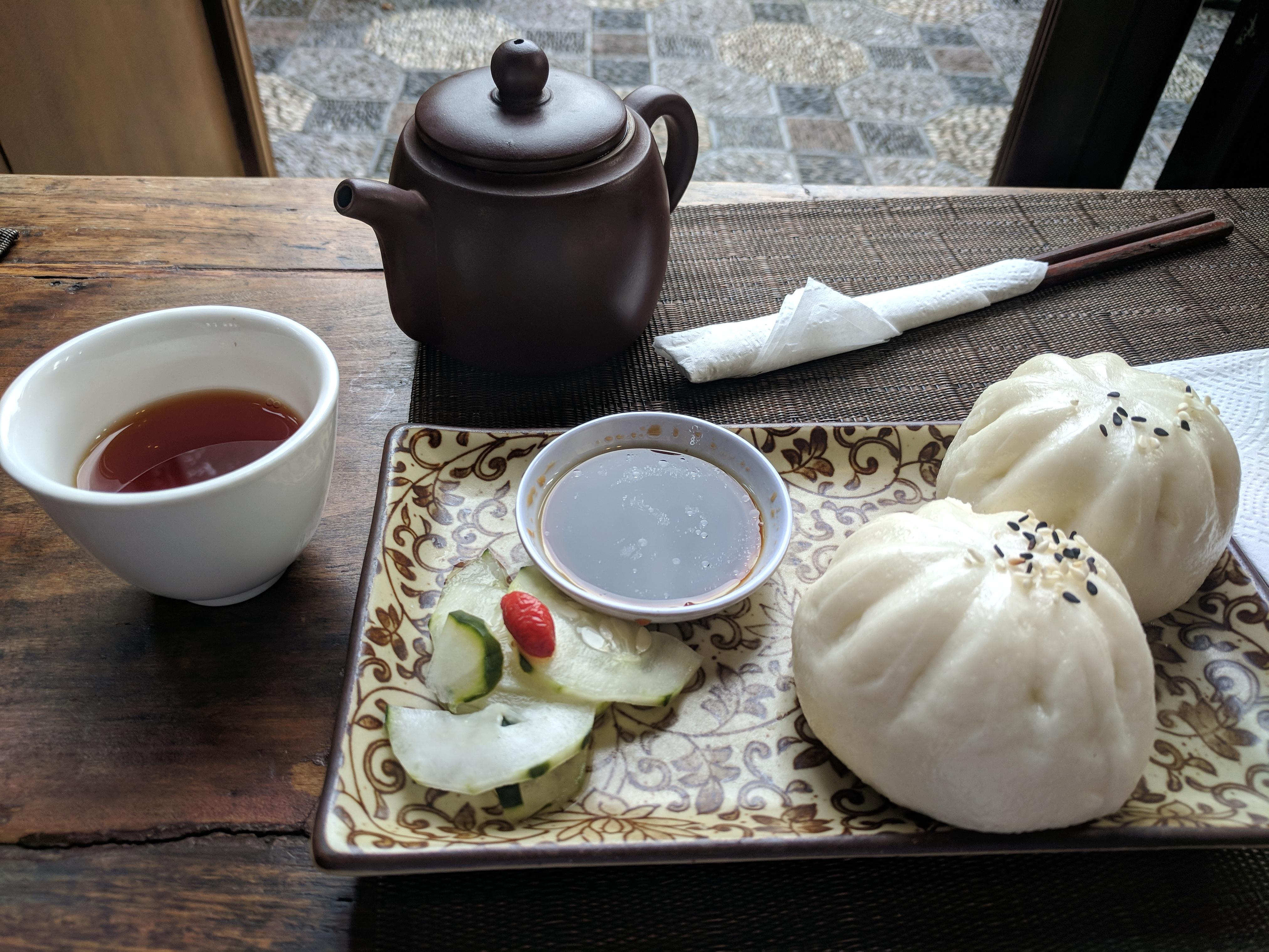 I ate Chinese steamed buns filled with shepherd's purse and golden