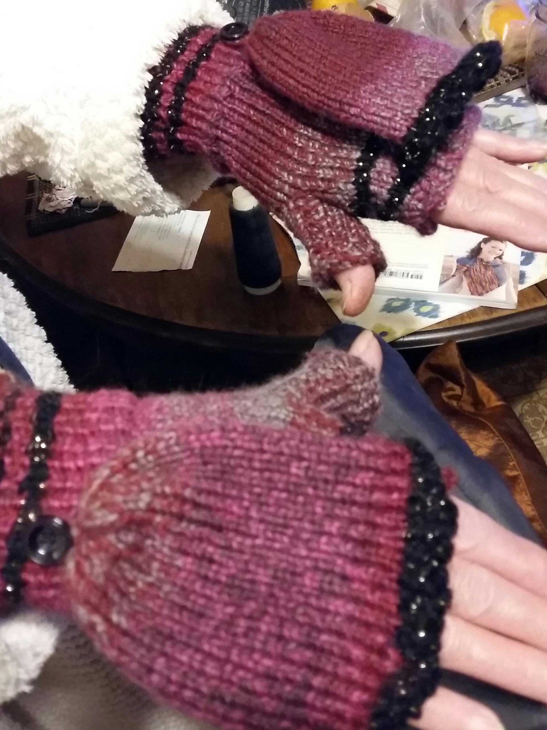 My first go at convertible mittens! (Pay no attention to the mess in the background 😶) r