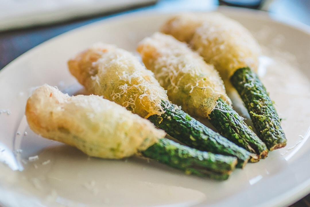 Mozzarella Stuffed Deep Fried Zucchini Flowers [1080x720][OC] r/FoodPorn