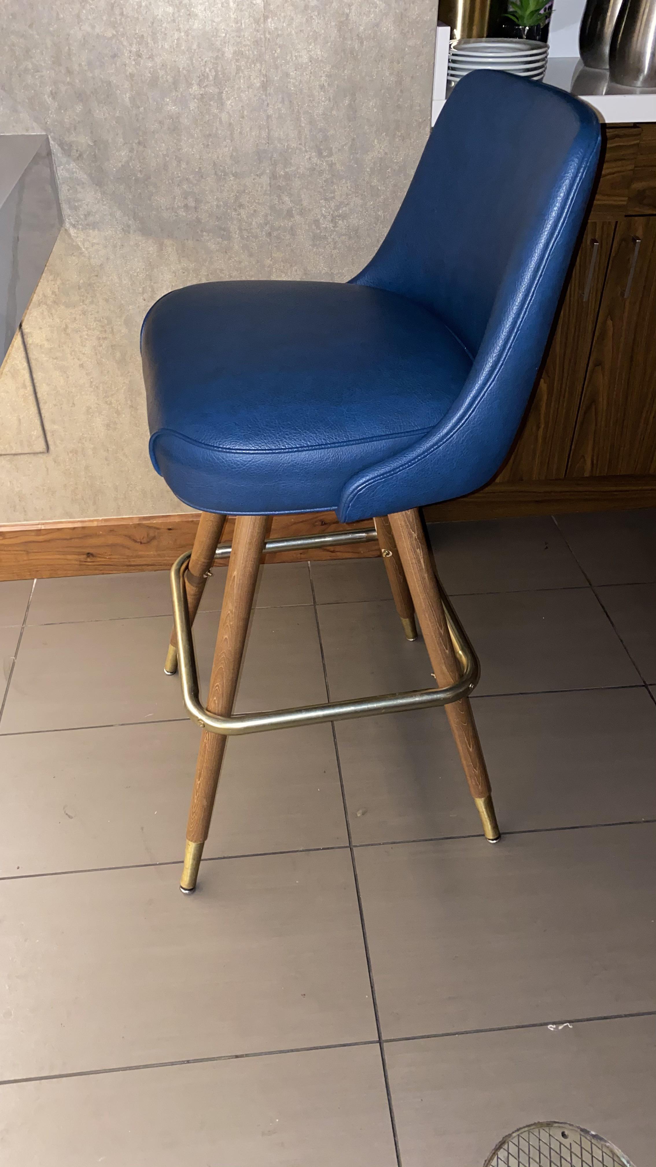 Can anyone please help identify this bar stool? r/furniture