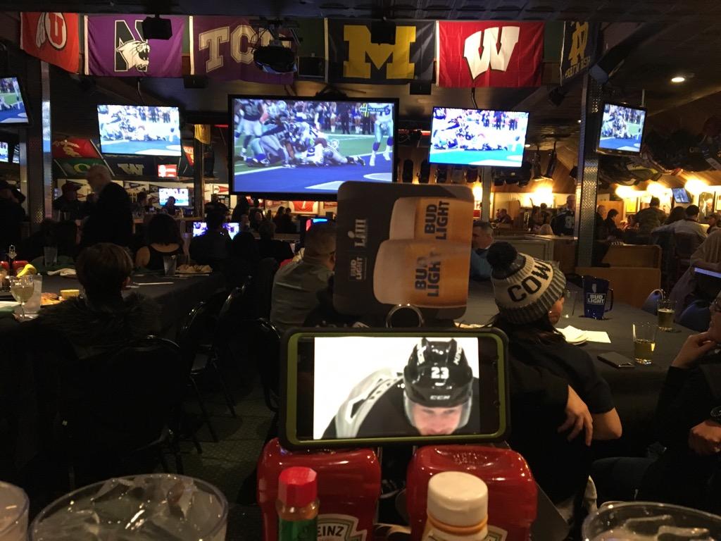 Tryin to catch the Oil game at a Beer Hunter in LaQuinta be like... r