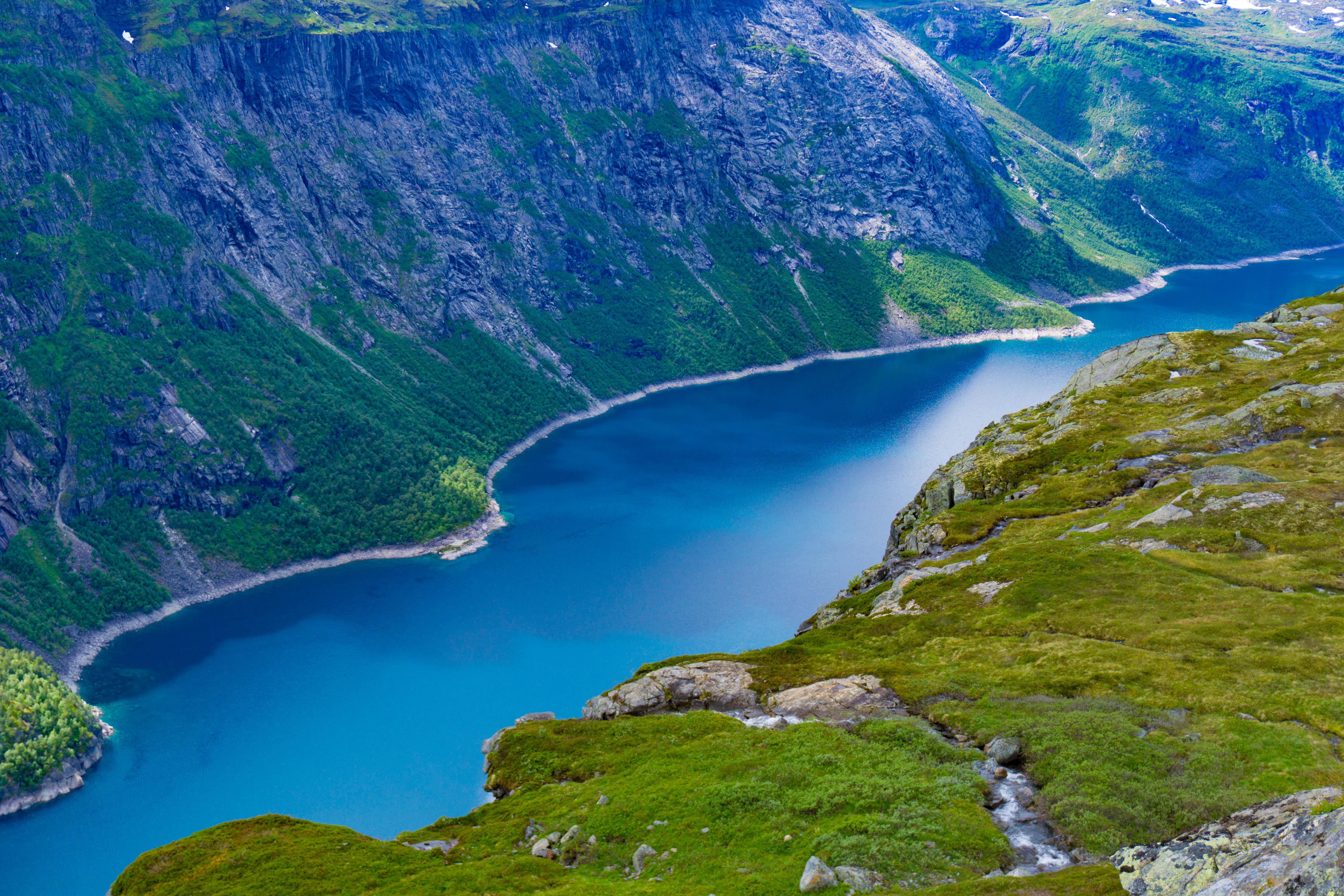 Lake in Norway. Shot on the hike to Trolltunga [OC
