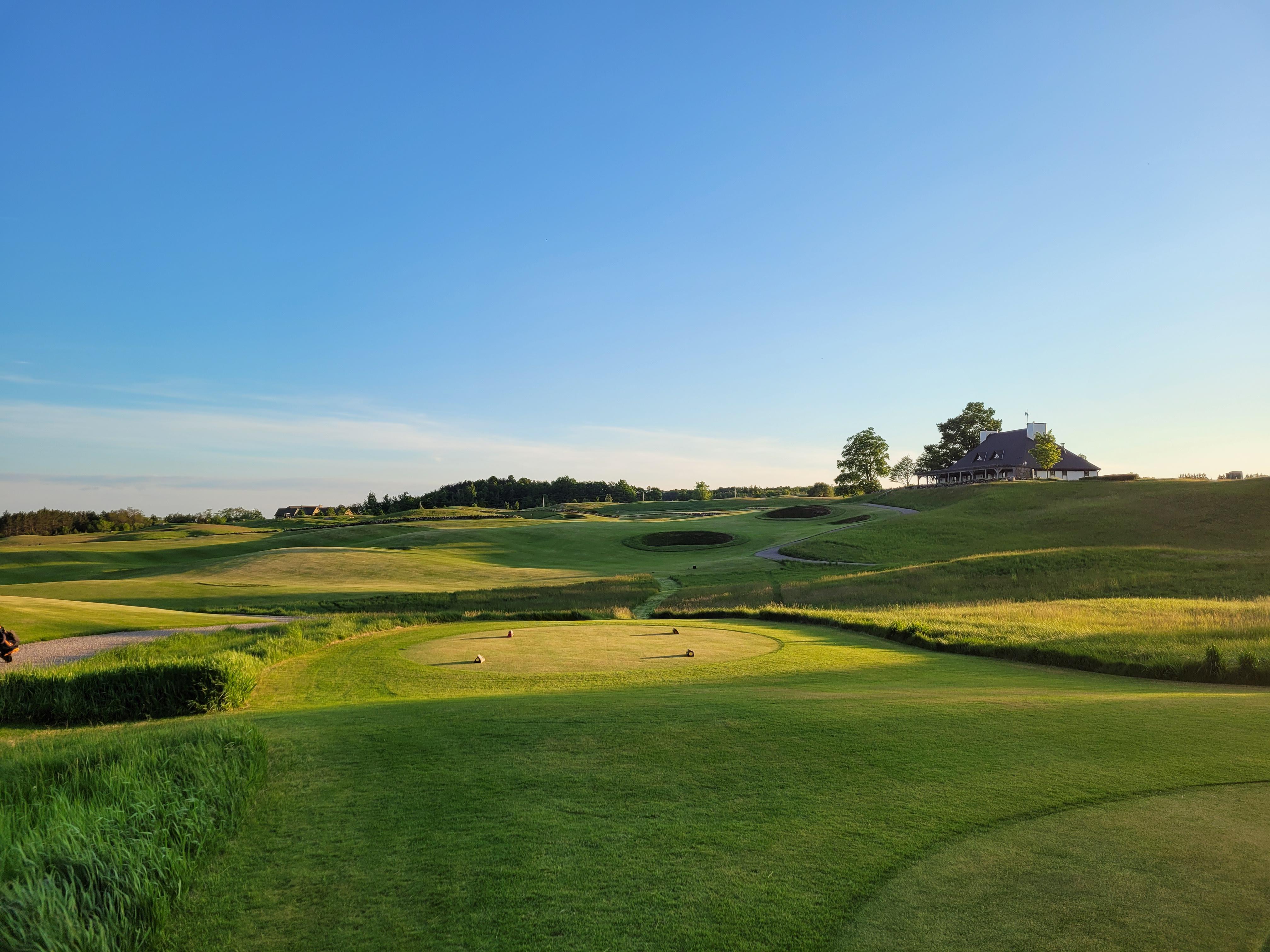 Standing at the 18th tee at Devil's Paintbrush in Caledon, Ontario r/golf