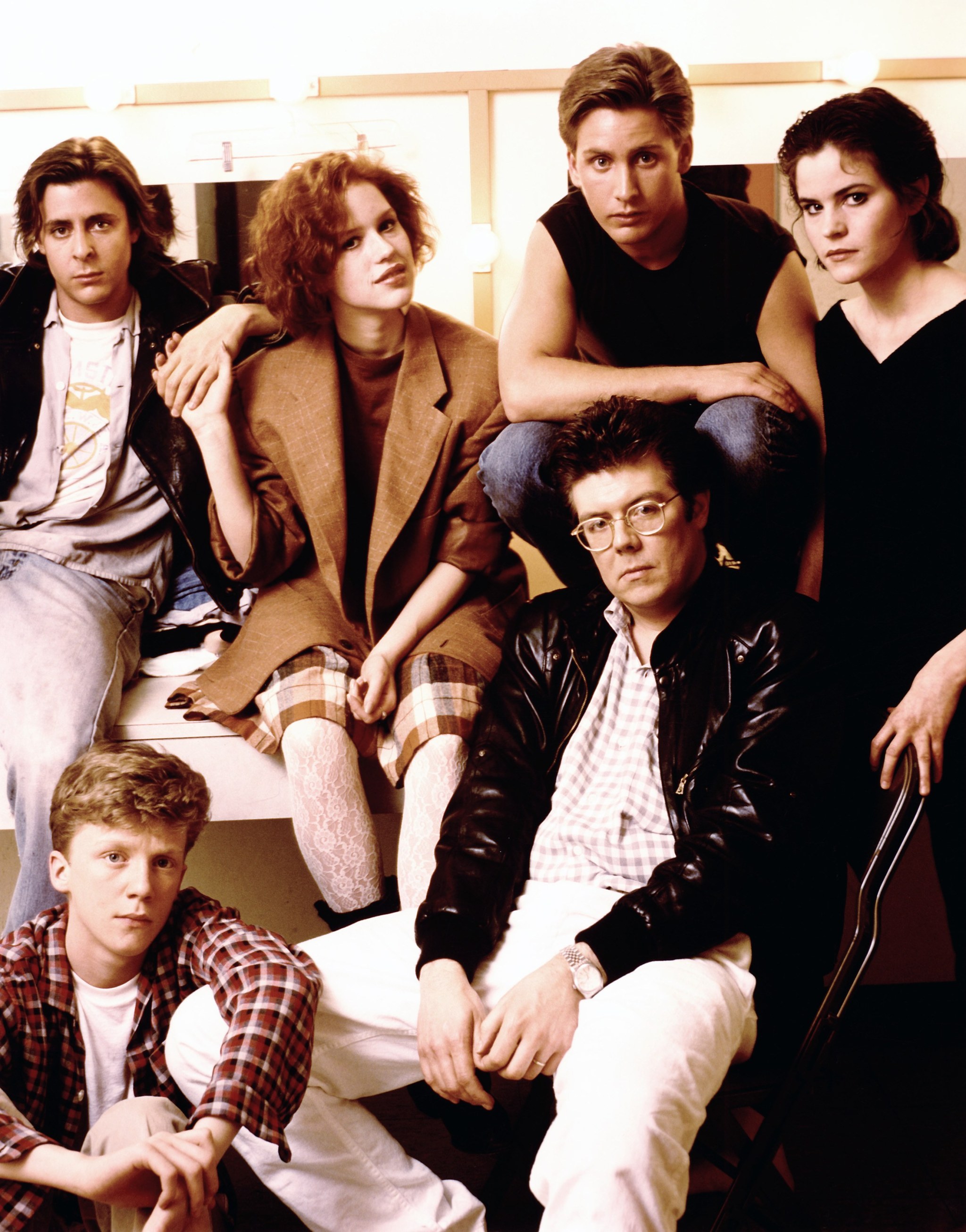 John Hughes with the cast of ‘The Breakfast Club’ (1985) r/OldSchoolCool