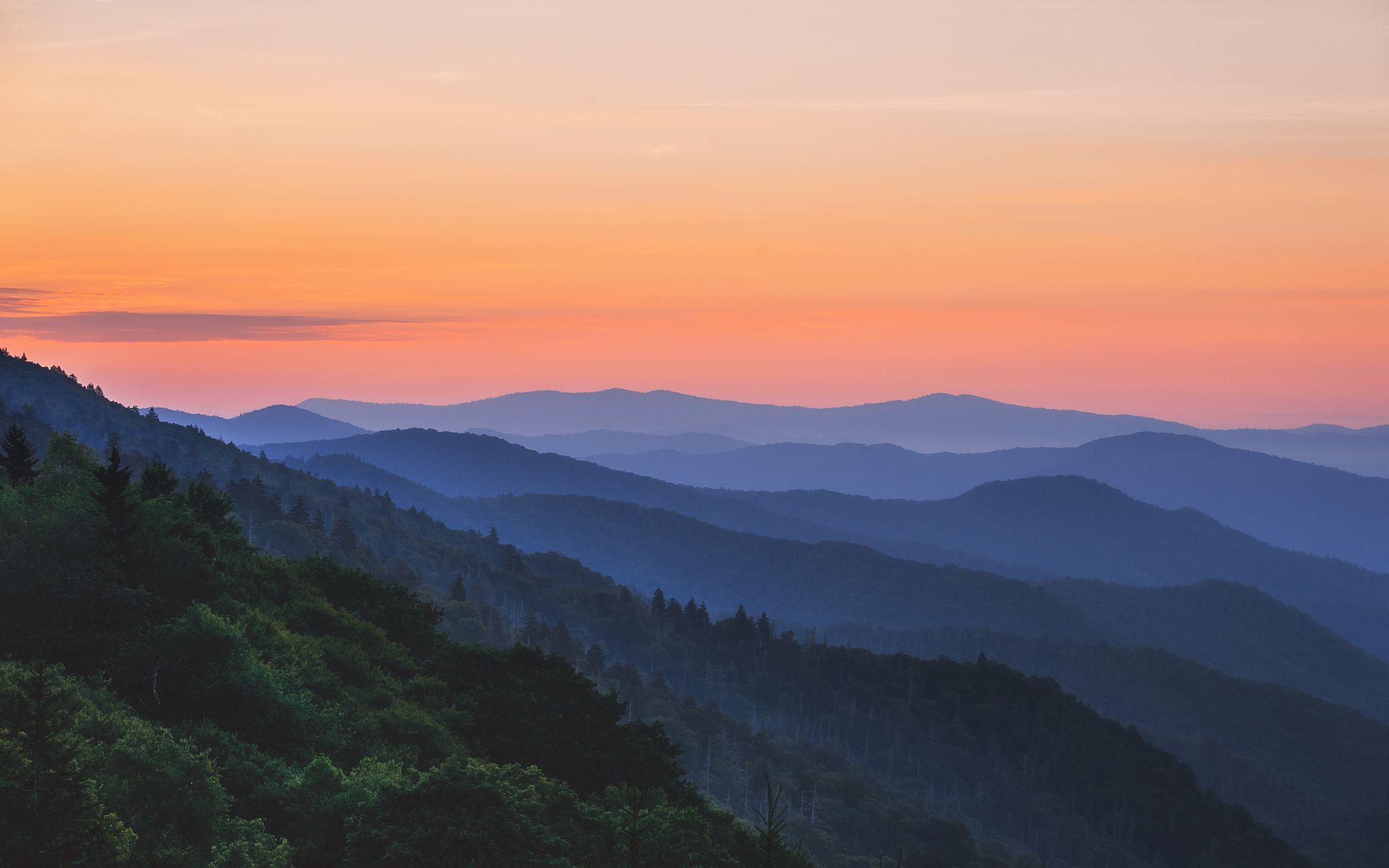 Sunrise over the Great Smoky Mountains, USA [2048x1280] r/EarthPorn