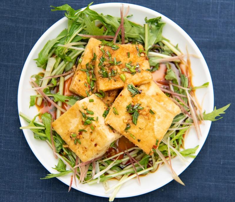 tofu steak salad with garlic chive sesame oil vinaigrette r/tofu