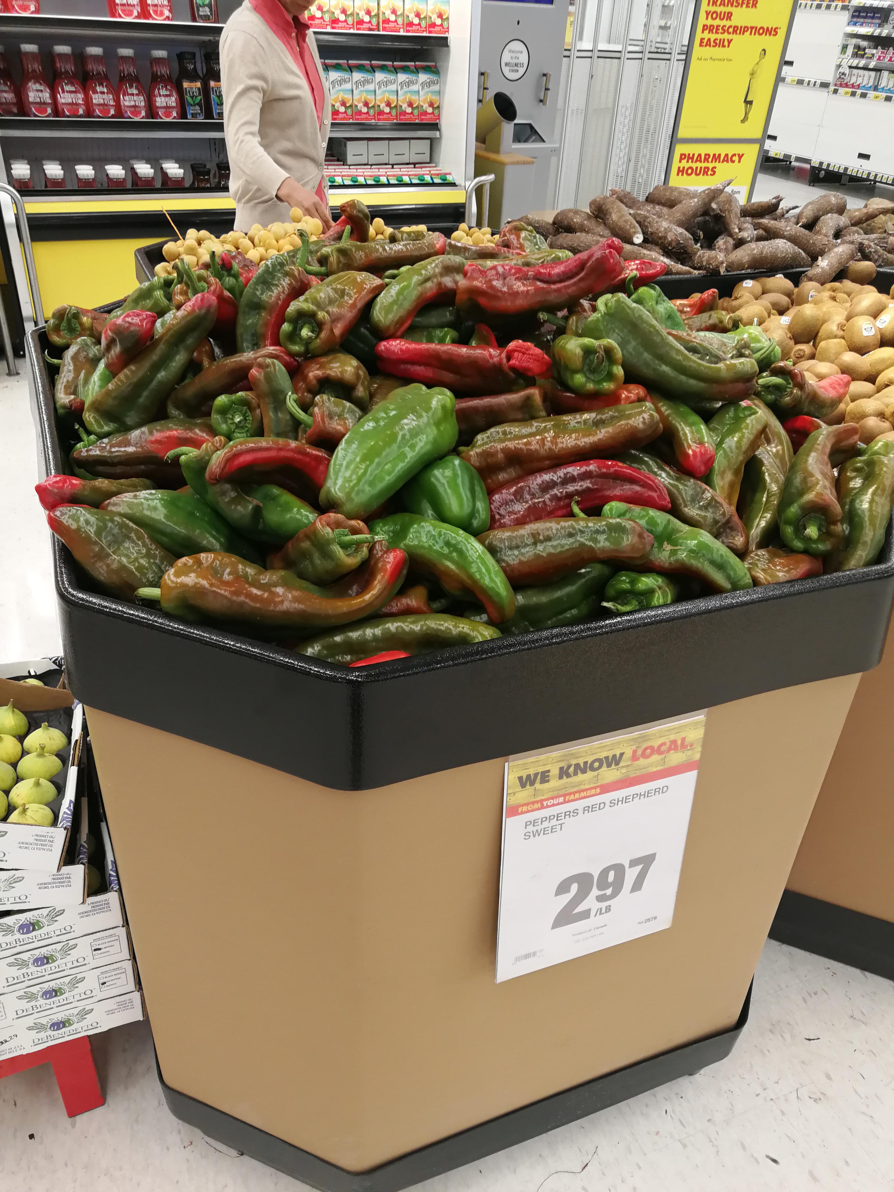 "Red" peppers at my local grocery store r/ColorBlind