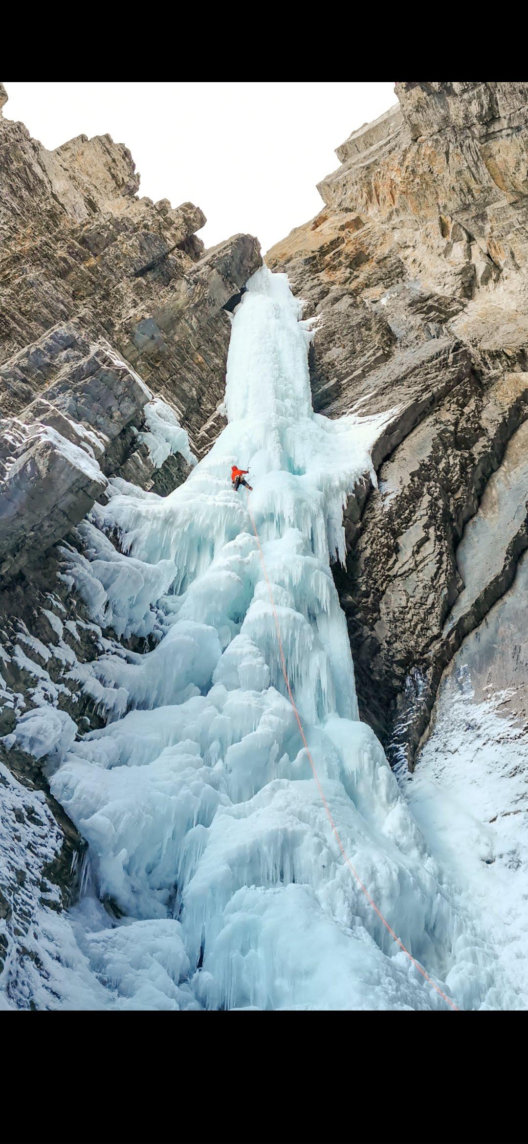 Whitman Falls, Wi6, Kananaskis Country Alberta. r/climbing