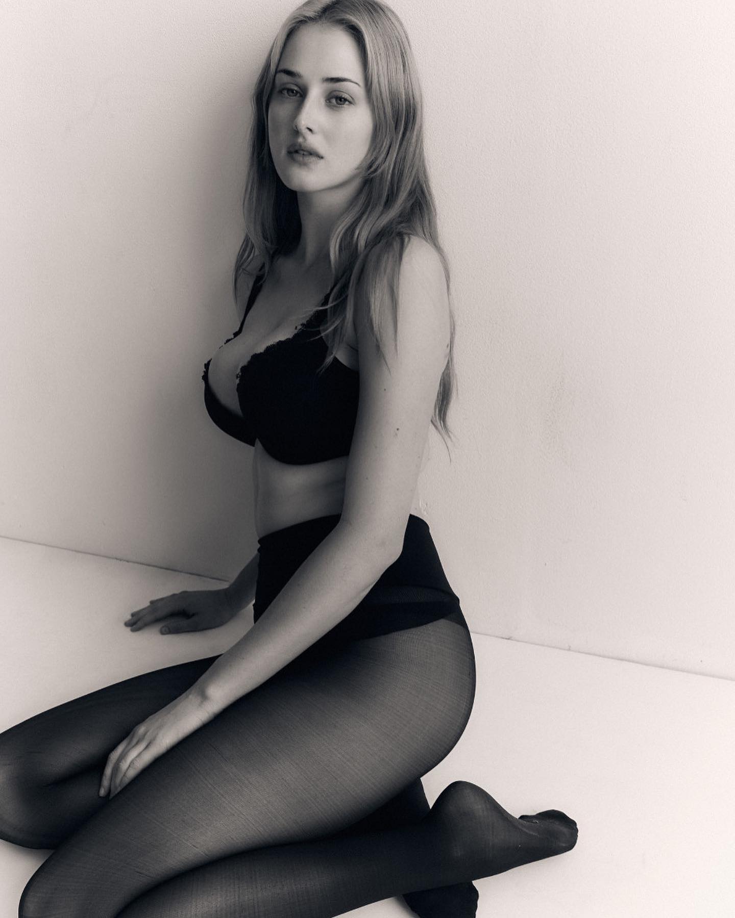Anna Van Patten : Celebswithbigtits