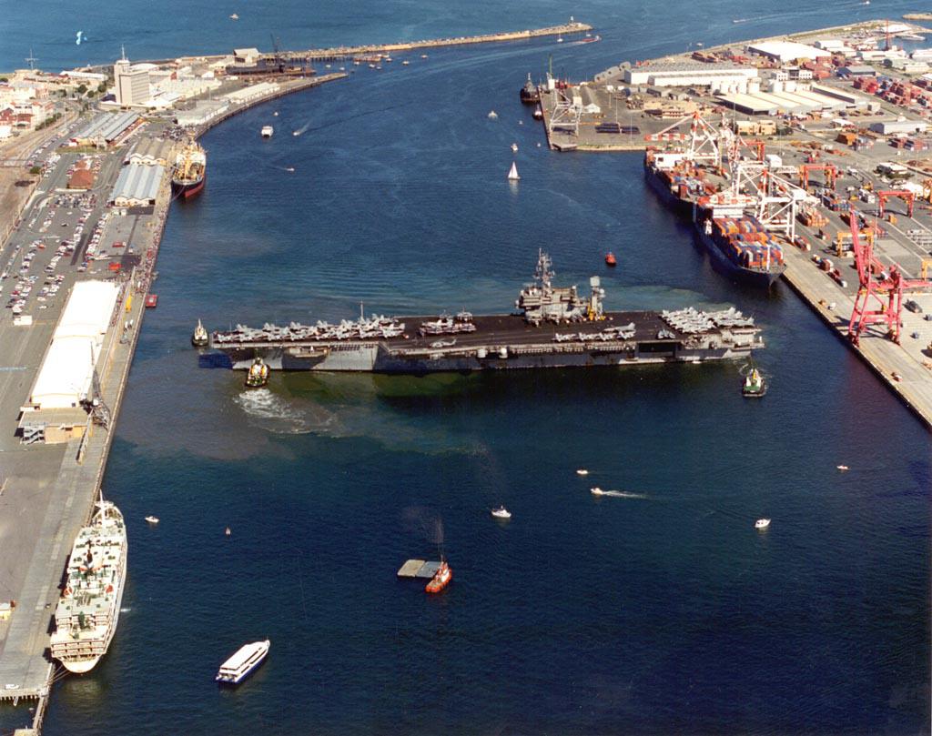 Kitty Hawkclass aircraft carrier USS Constellation CV64, turning