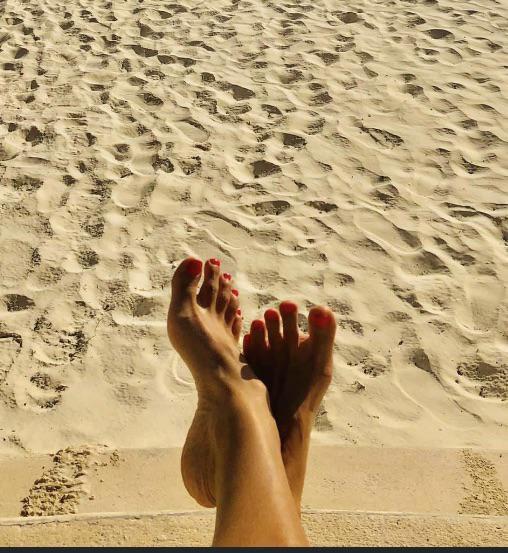 I think my moms feet are perfect for a footjob : momfootjobs