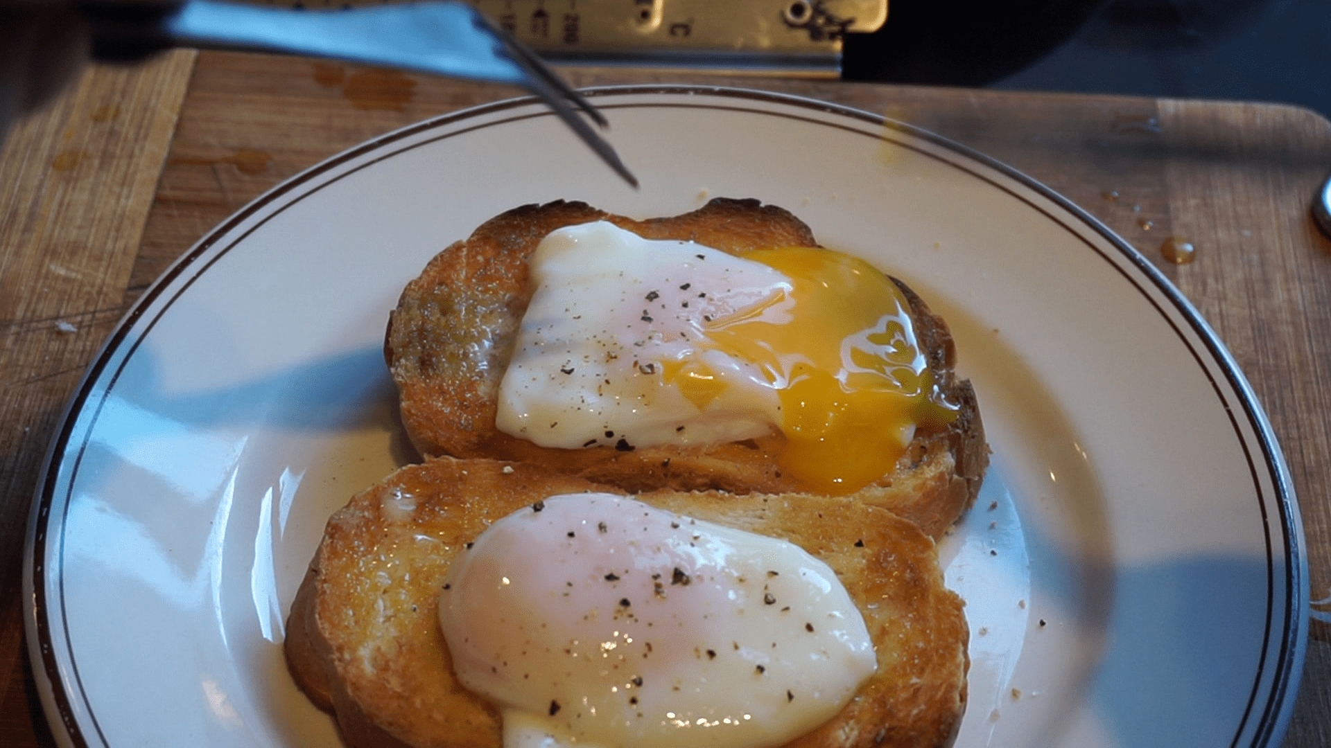Poached eggs with no poacher [homemade] r/food