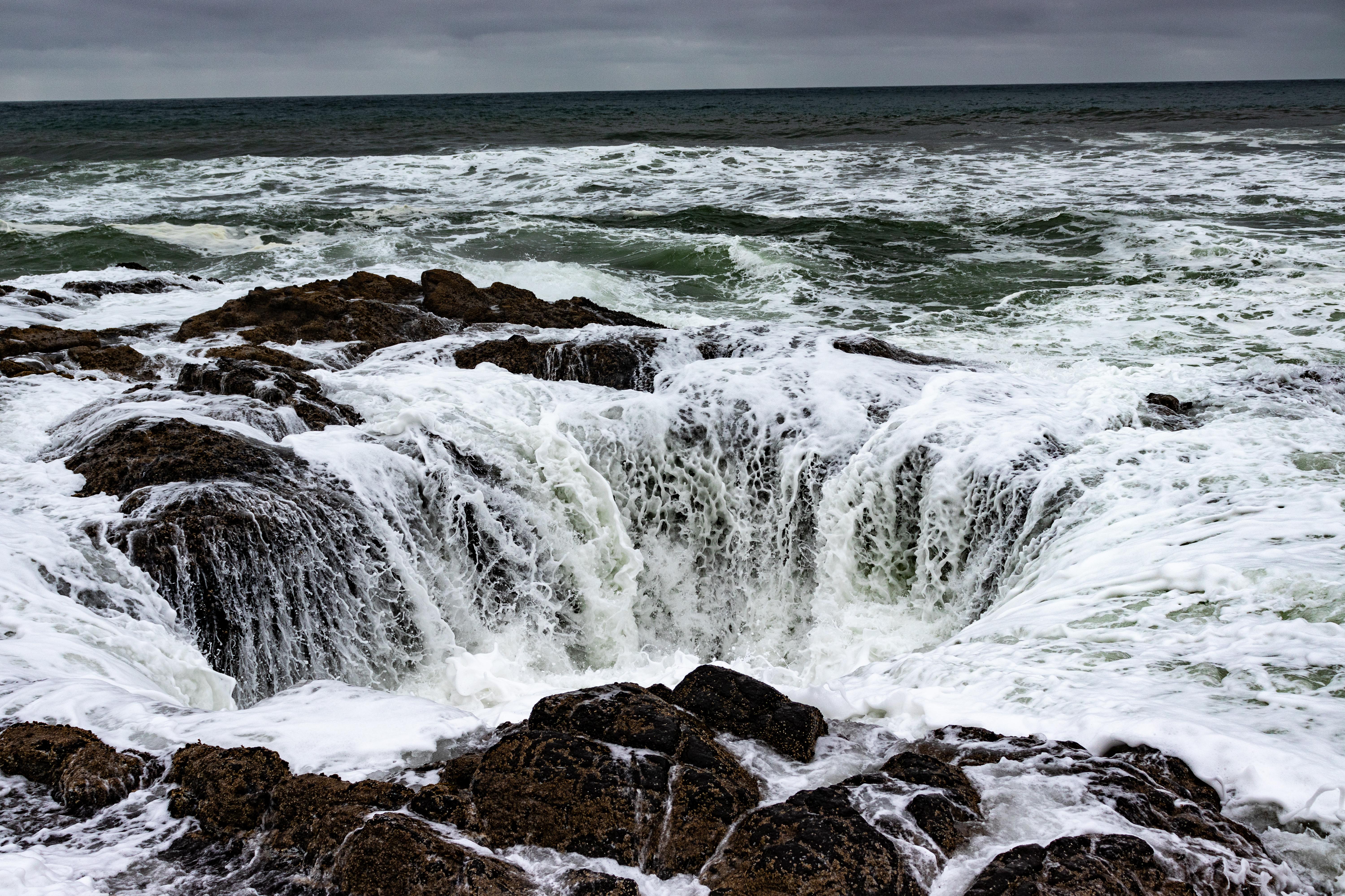 Thor's Well, Cape Perpetua, Oregon Coast [OC] [6000x4000] r/EarthPorn