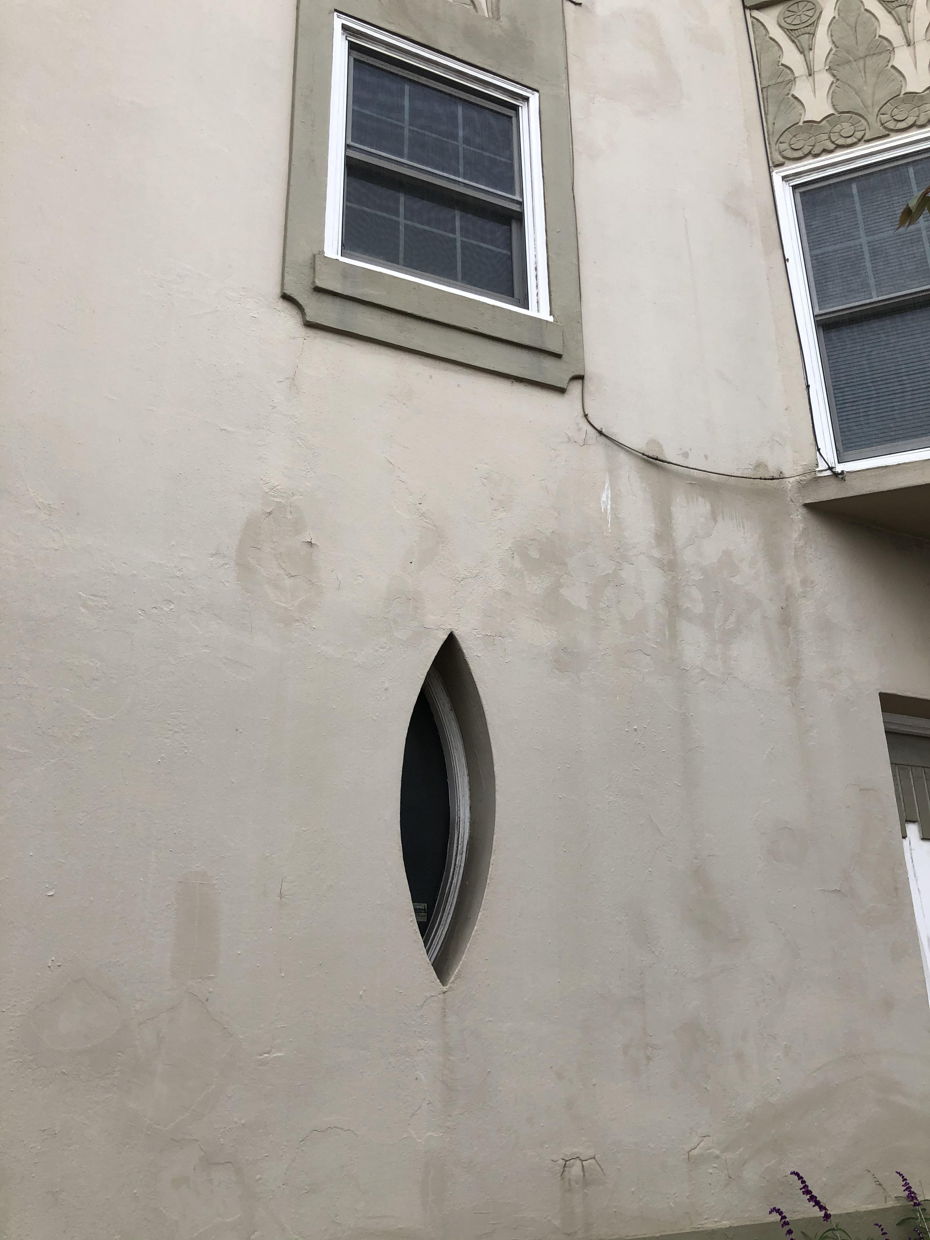 This garage window next door r/mildlyvagina