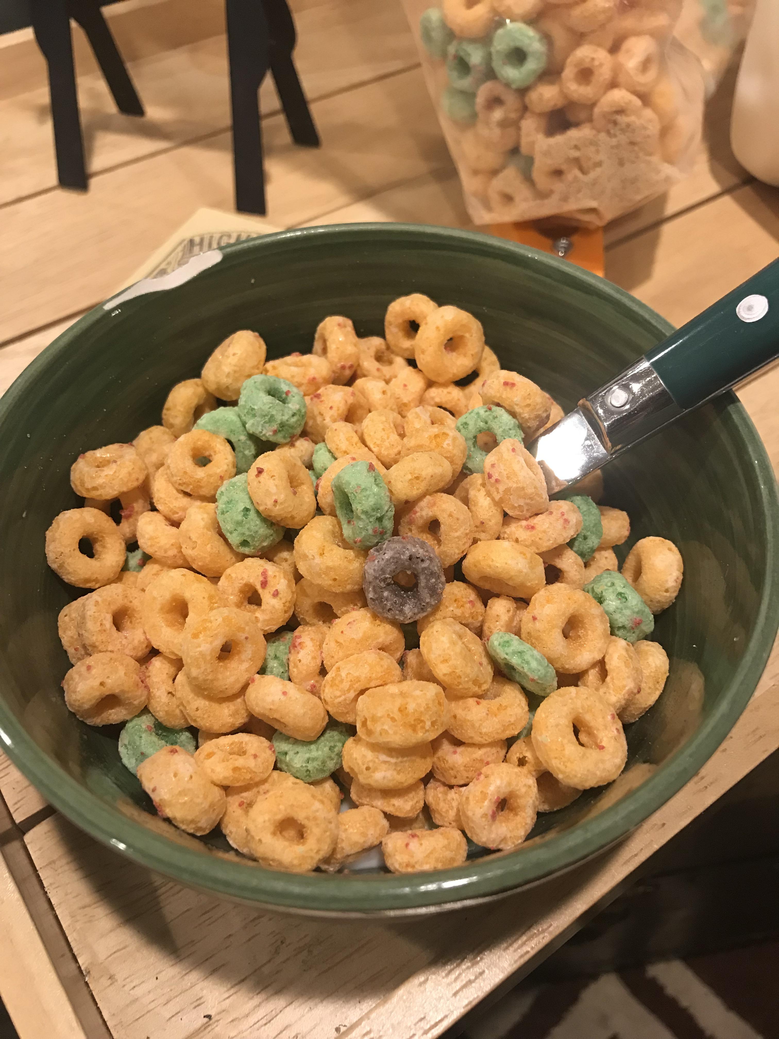 I found a Fruit Loop in my Apple Jacks r/mildlyinteresting