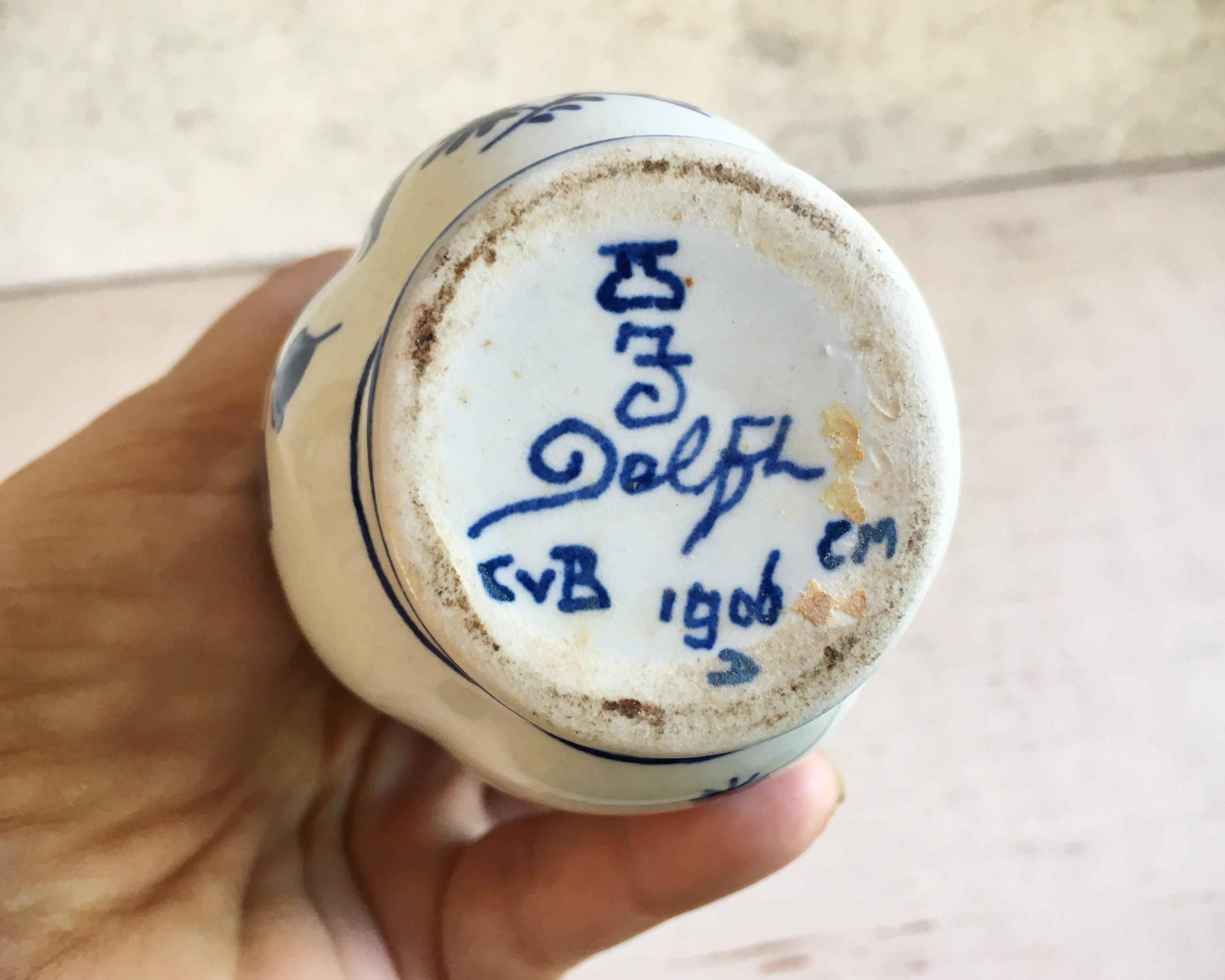 [Dutch > English] Delft vase from 1906, does anyone know what the