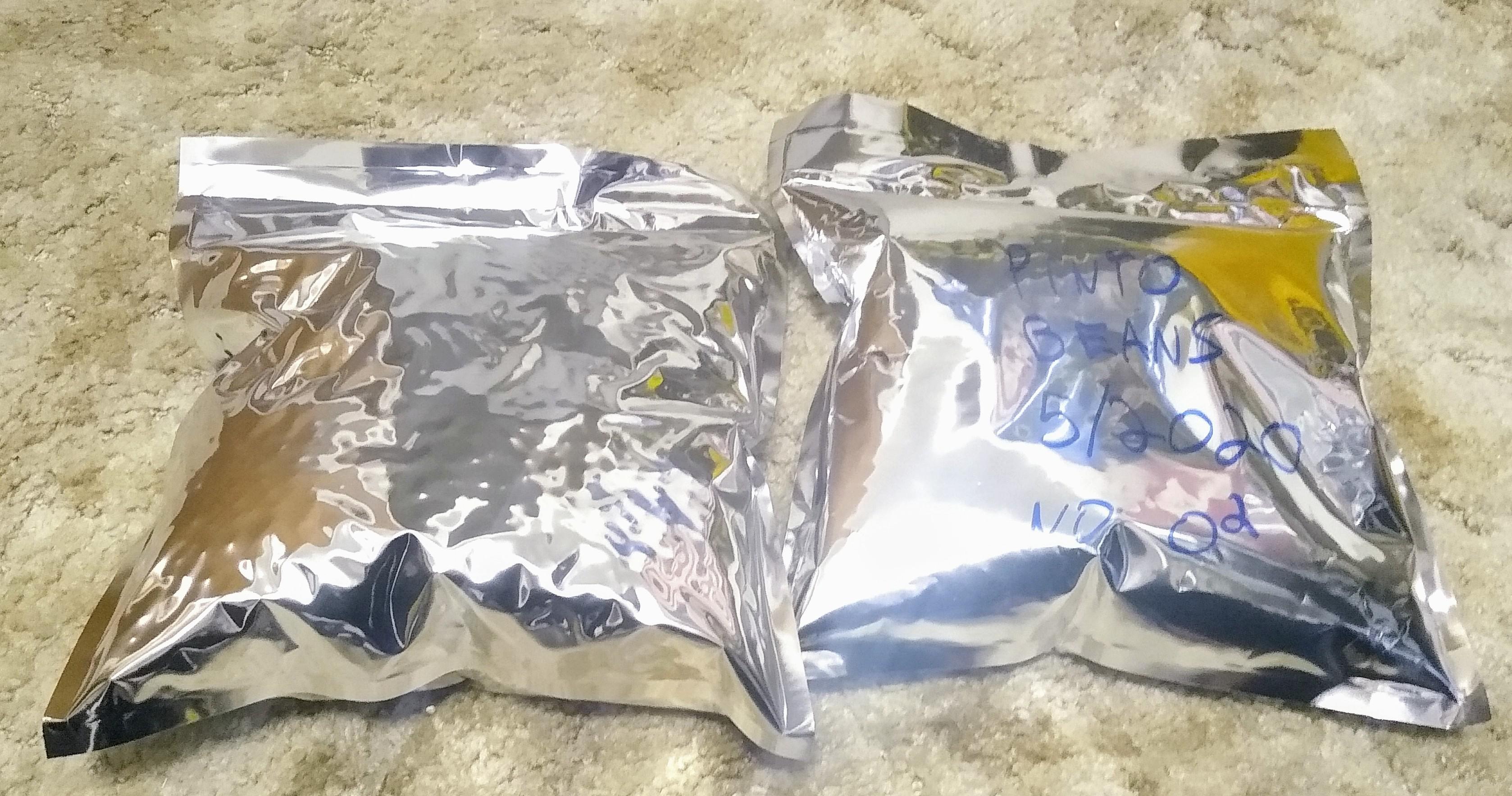 The difference between using an oxygen absorber and not using one when