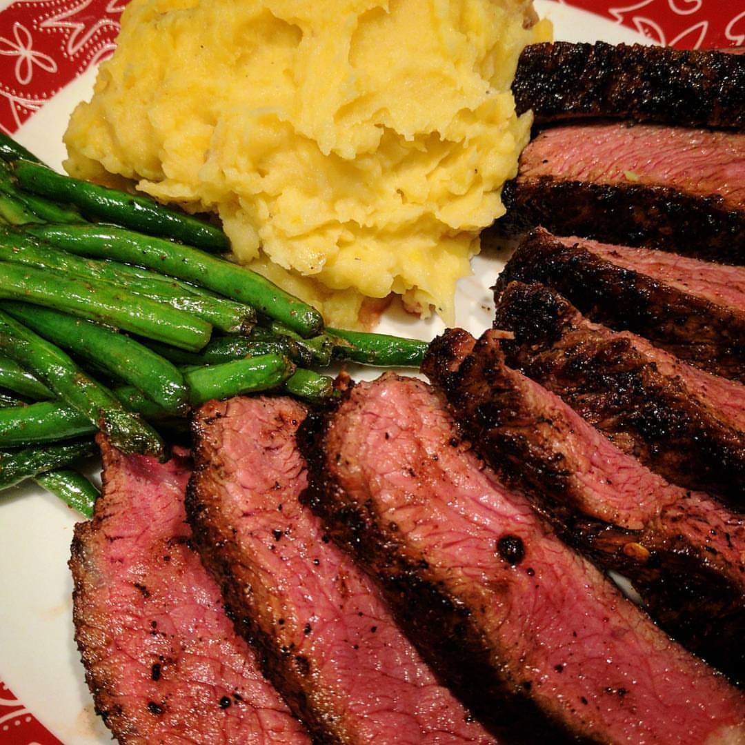 [Homemade] Delicious New York Strip with Garlic Butter Green Beans and Saffron Mashed Potatoes