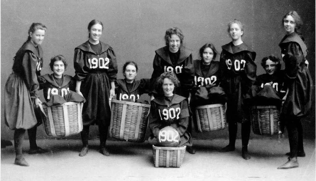 Here's the women’s basketball team at Smith College 1902 r/OldSchoolCool