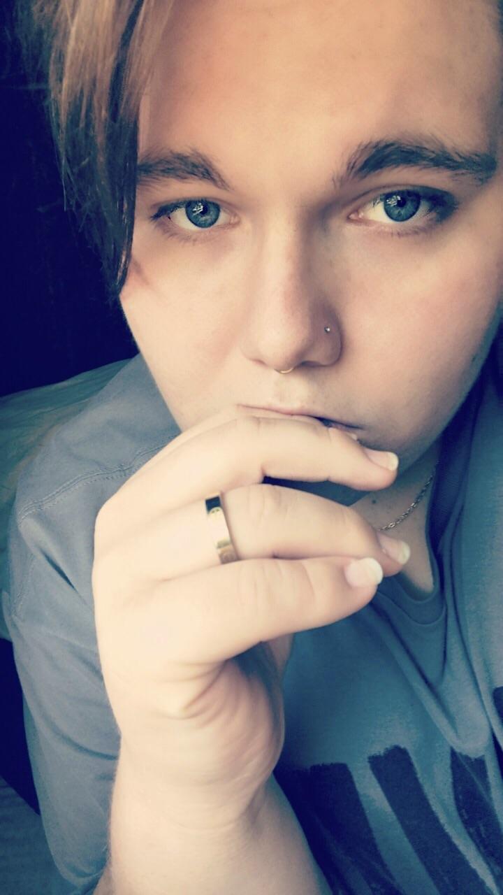 I love my nostril piercing, still no swelling, bleeding, or any signs