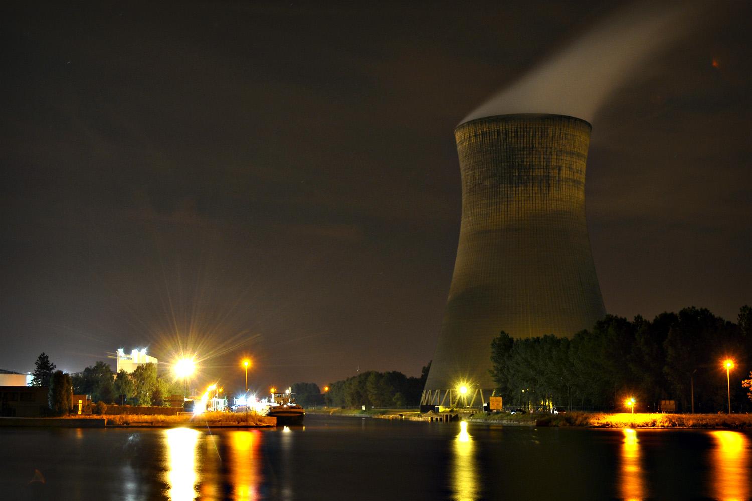 Cooling tower of the Ghent Gas power plant at night r/EngineeringPorn