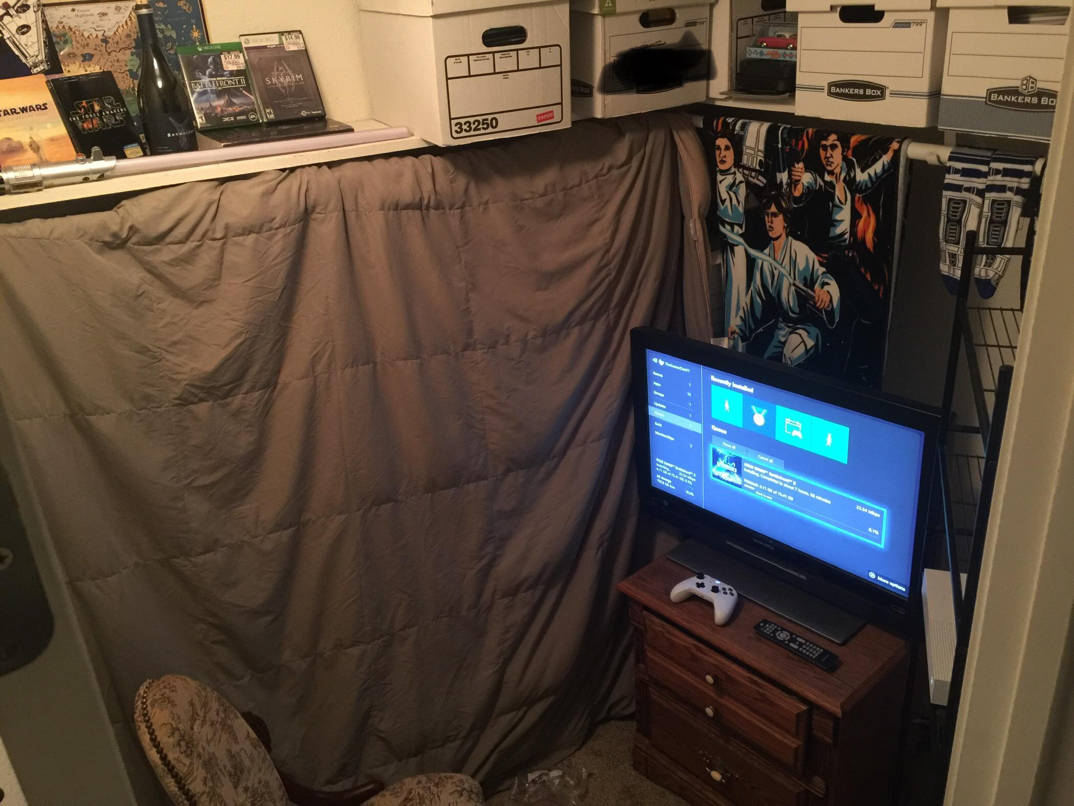 One of the benefits of having a walk in closet. Plenty of leg room also