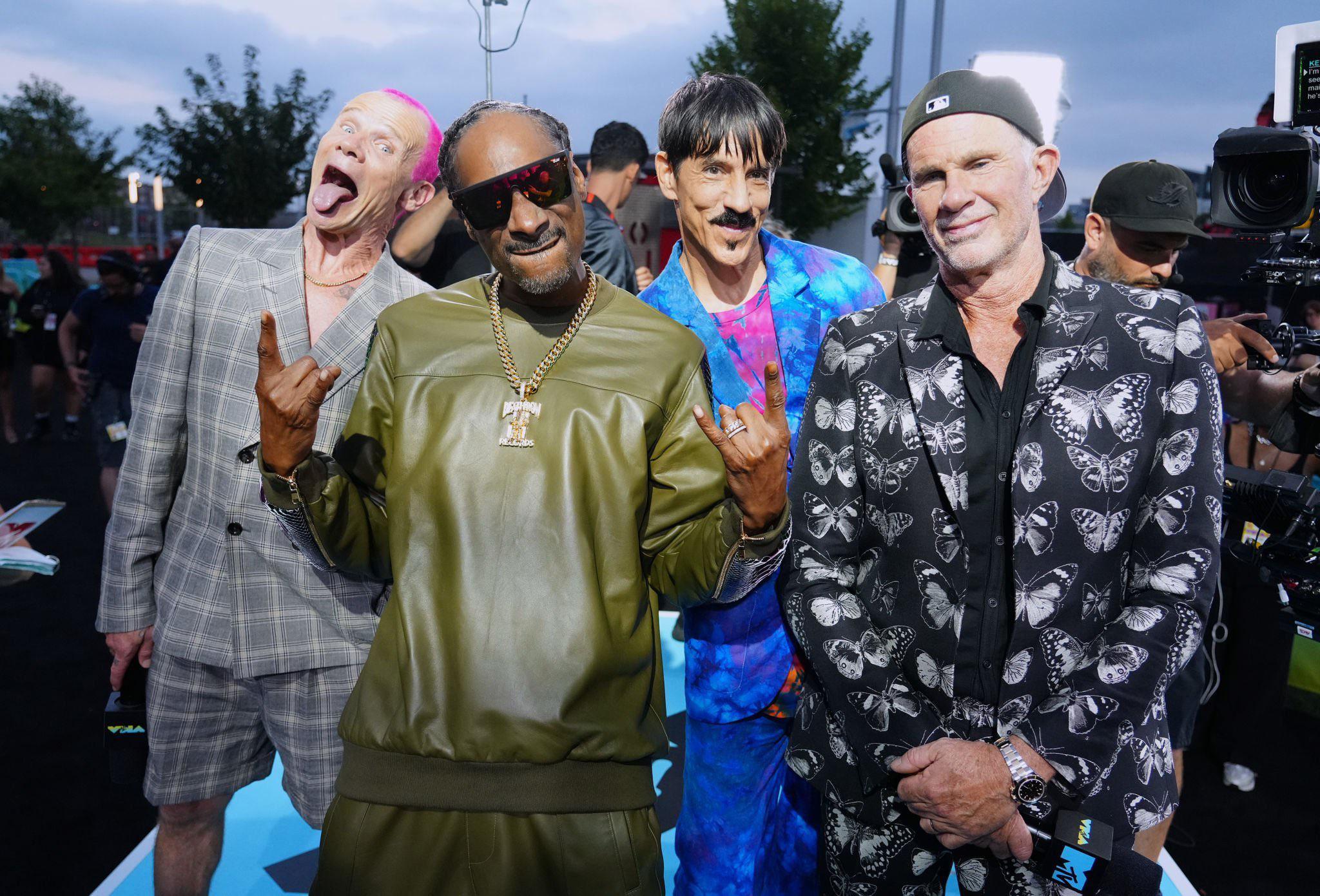Newest member of the Red Hot Chili Peppers…….Snoop Dogg!!! r