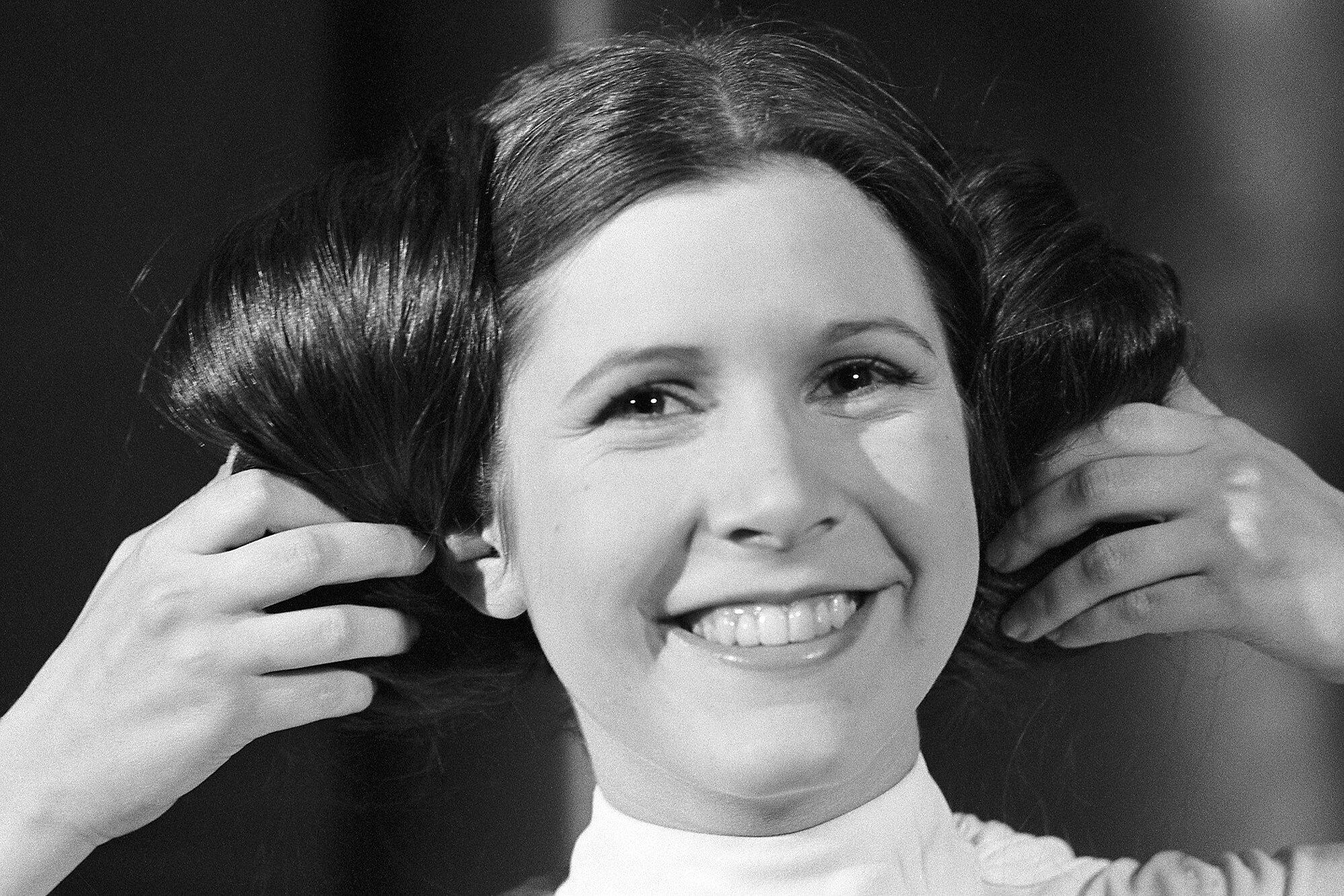Carrie Fisher and her iconic Cinnamon buns hairstyle 😊 r/StarWarsCantina