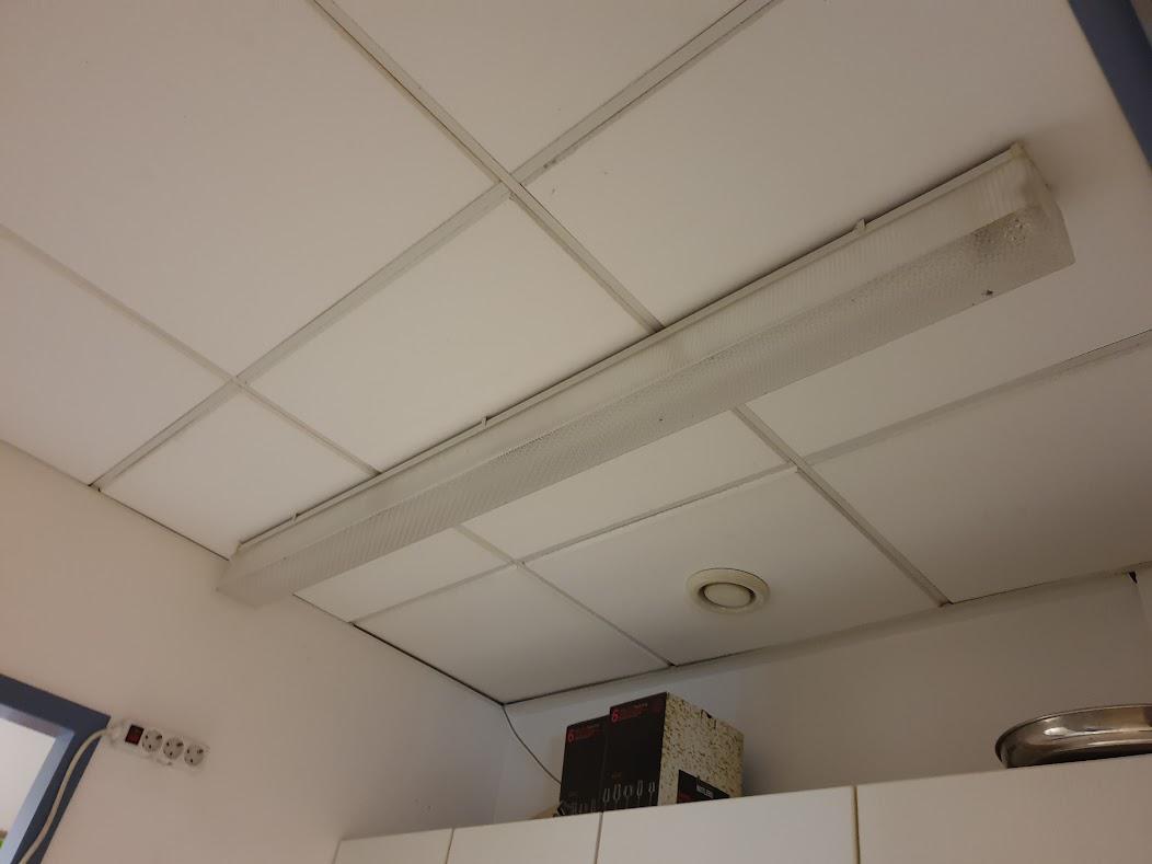 Wie kriege ich die Abdeckung einer NeonDeckenleuchte ohne Schrauben ab