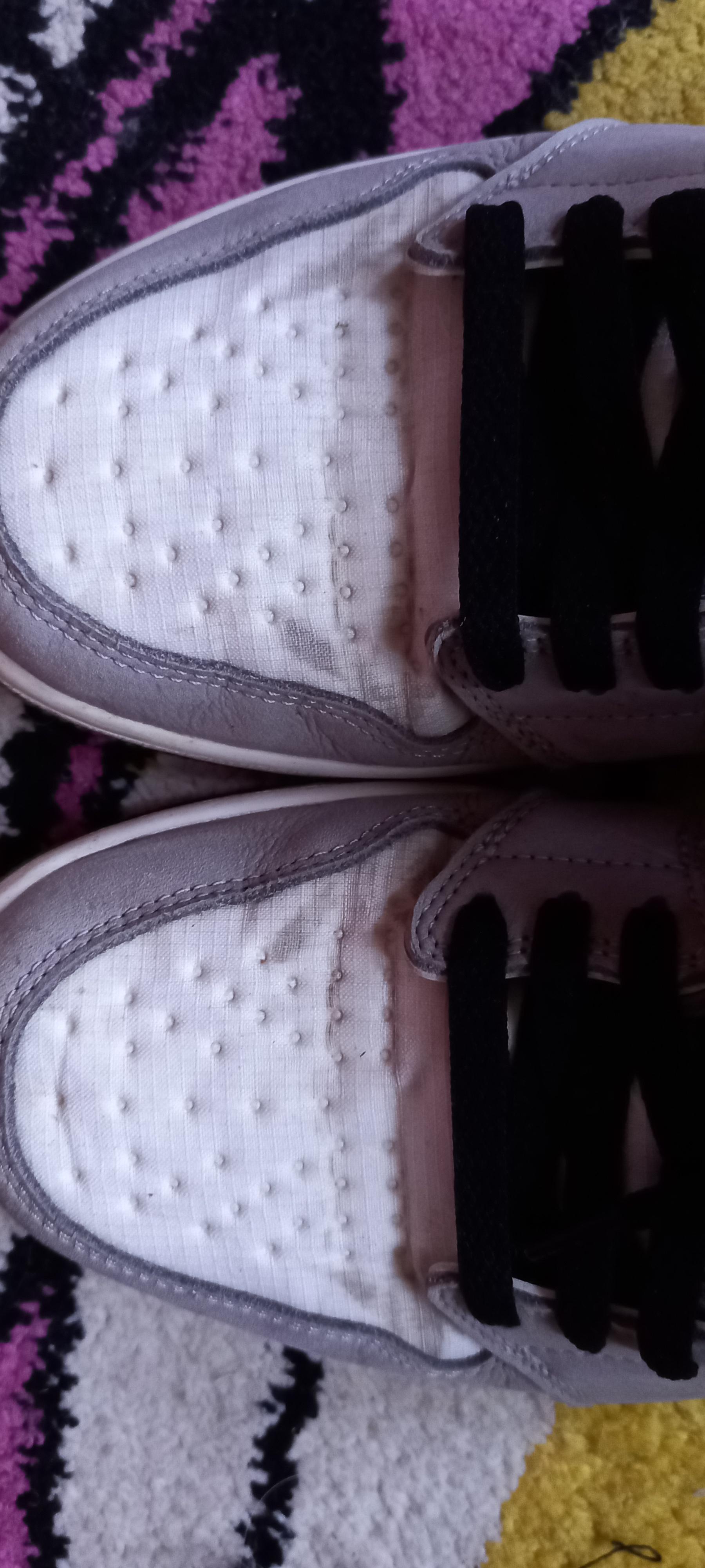 Can someone tell me how to clean the toebox area on these Jordan's 1