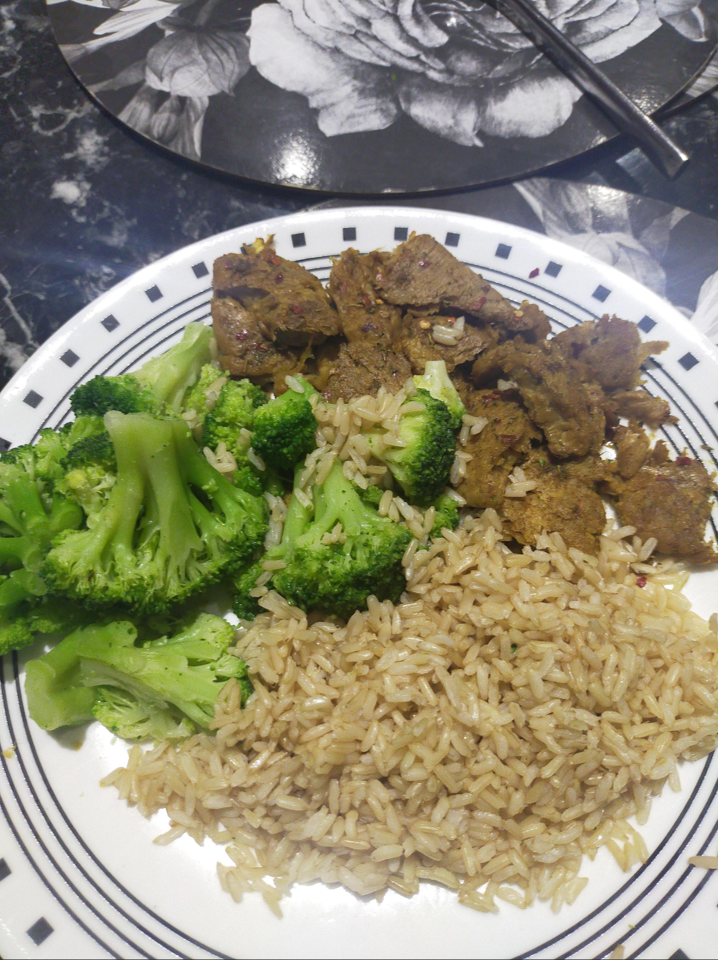 100g vegan chicken, 189g broccoli and 100g brown rice for cruelty free