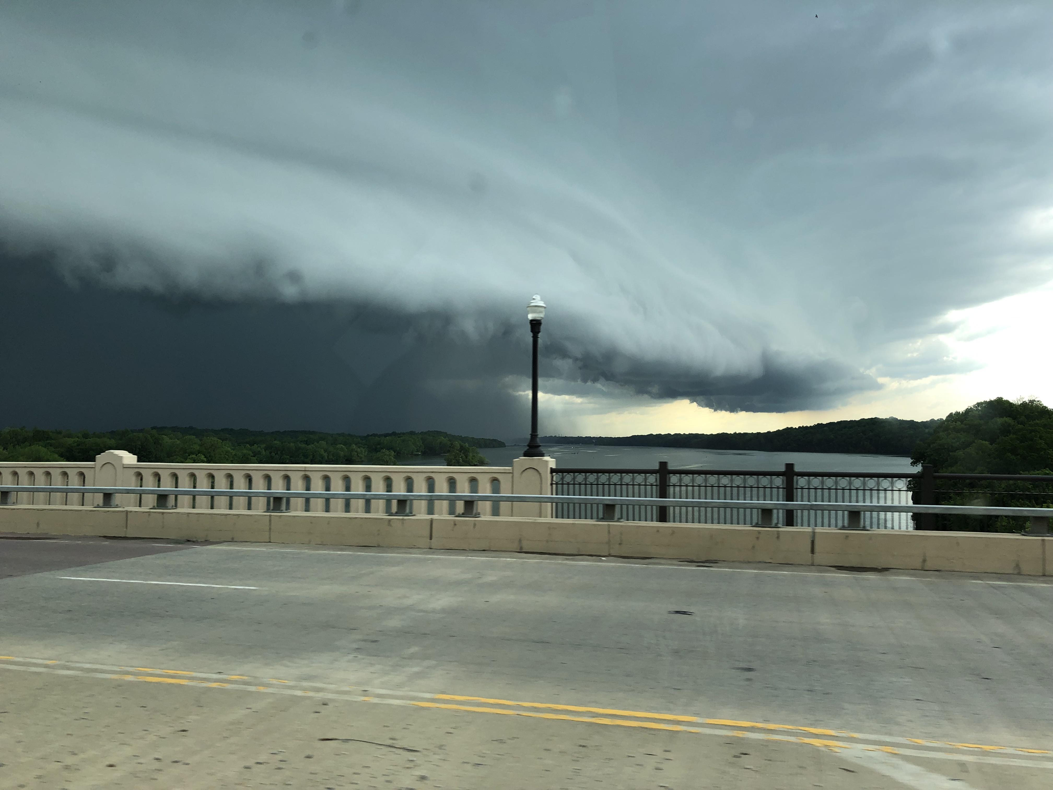 Awesome storm front rolling in to northern Tennessee. r/weather