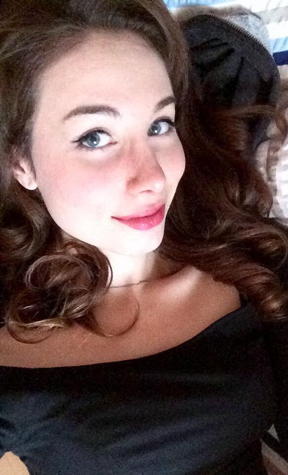 Selfie on my bed r/selfie