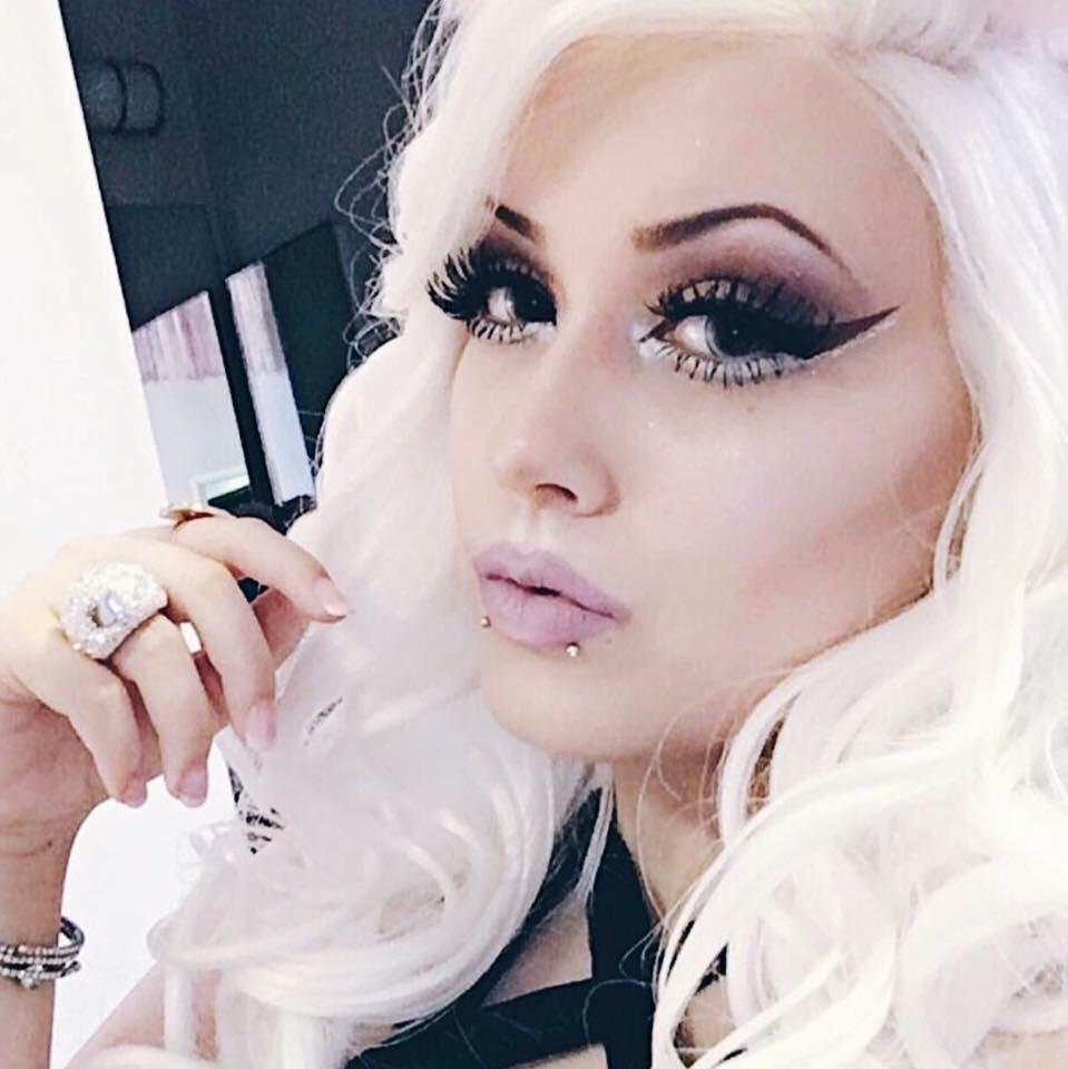 I don’t know what’s worse, the over plucked eyebrows or the overdrawn lips. r/awfuleyebrows