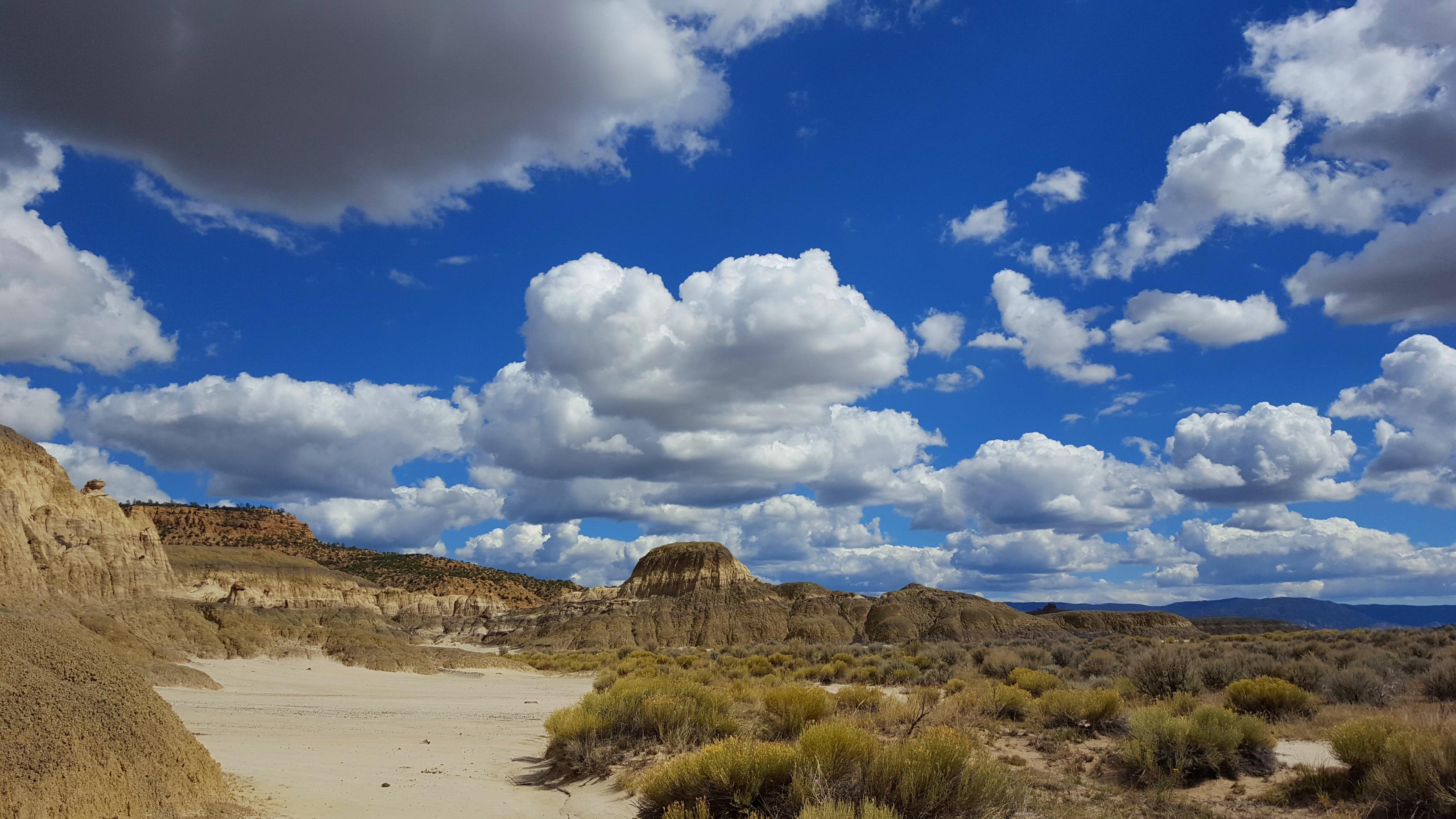 Hiking the Mesa De Cuba Badlands. Cuba, New Mexico. [OC] [3264x1836